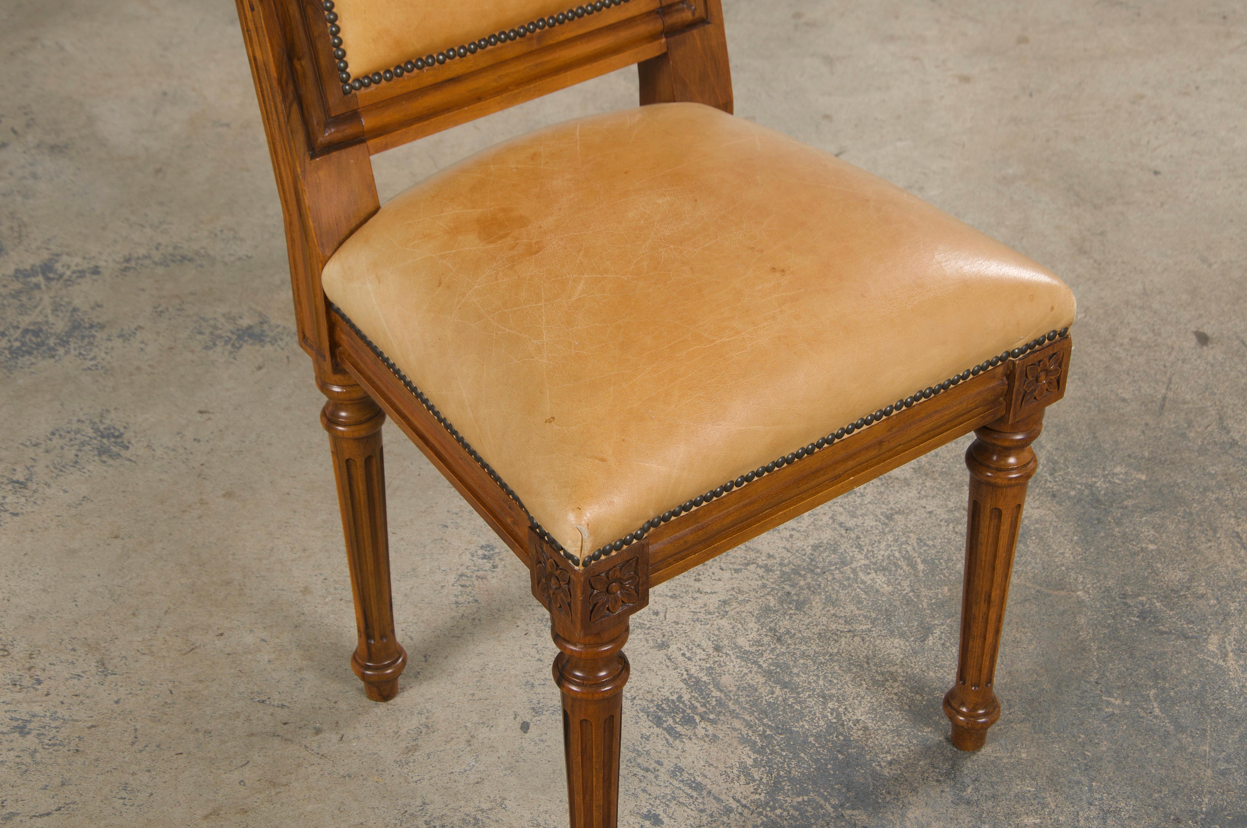 Sei sedie da pranzo francesi con schienale quadrato in noce in stile Luigi XVI con pelle beige in vendita 2