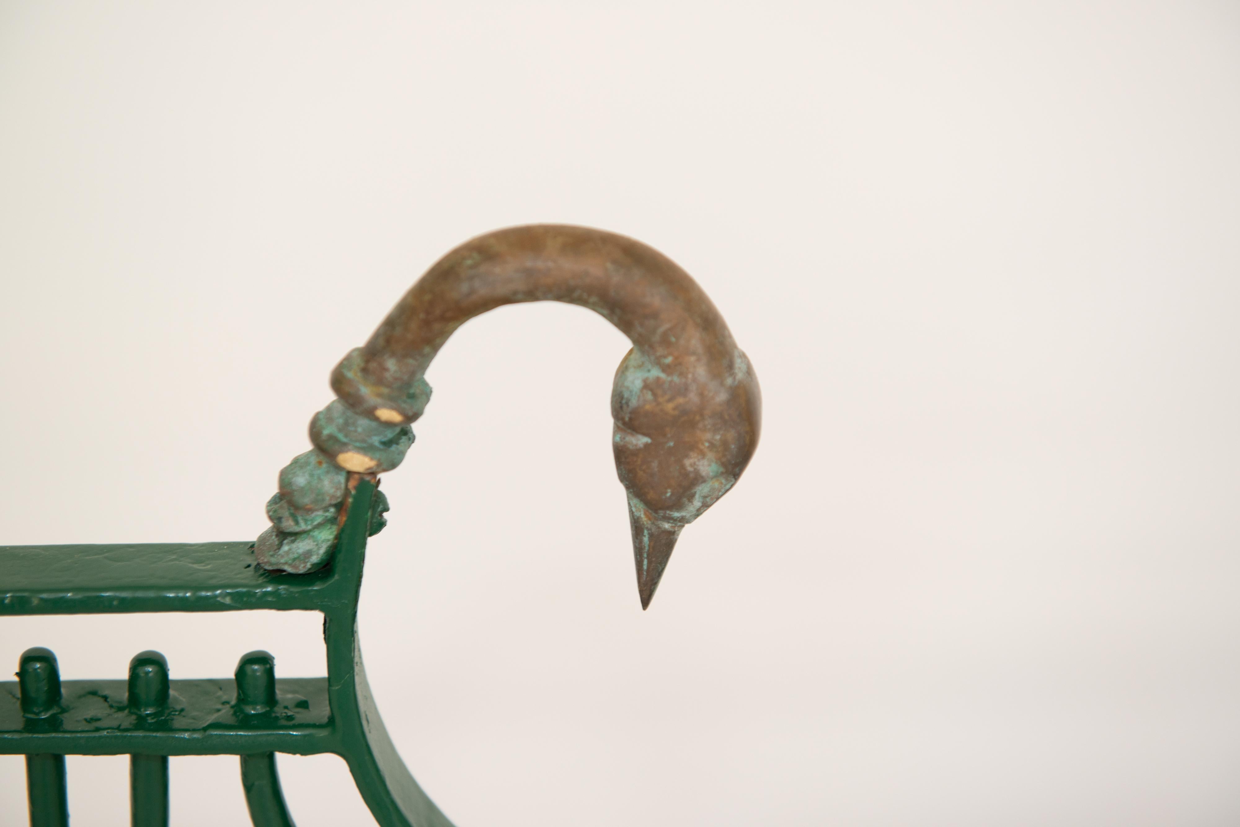 Seis sillas francesas de hierro con respaldo de lira, cabezales y patas de cisne de latón y mesa en venta 13