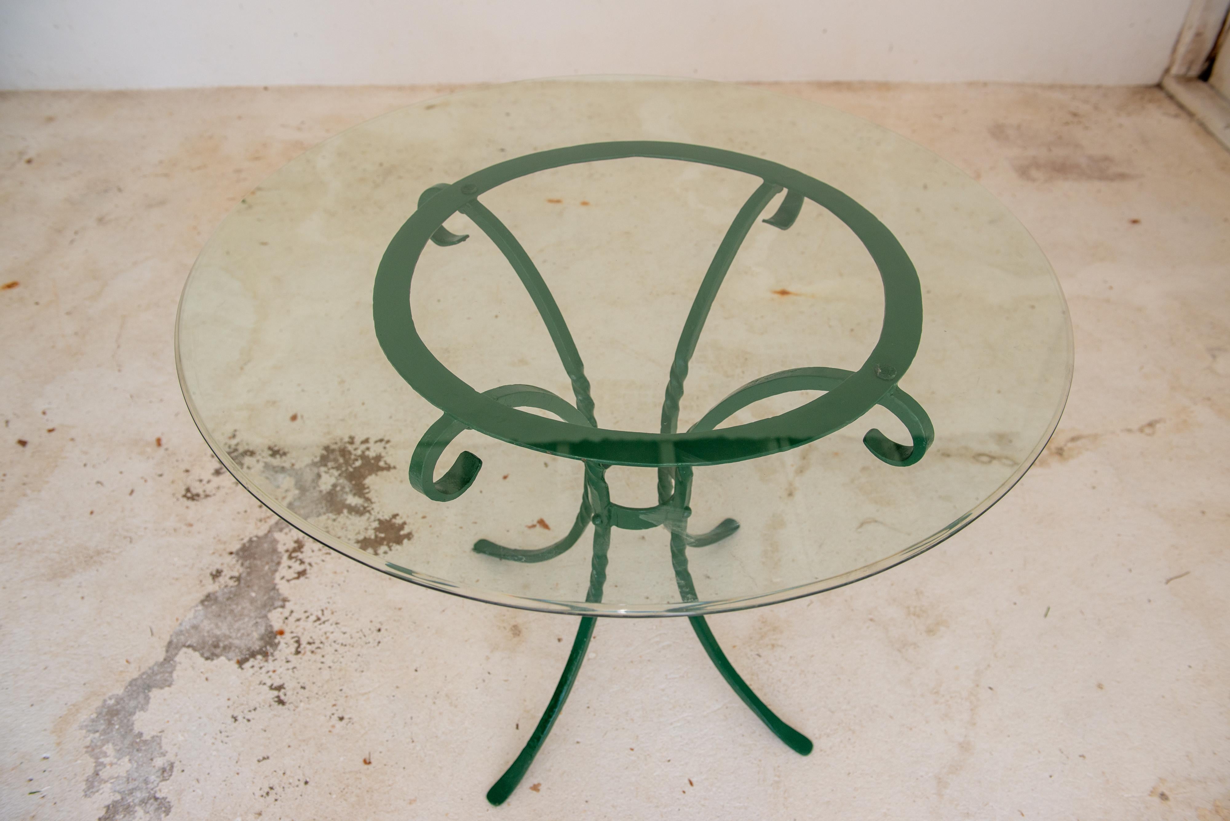 Seis sillas francesas de hierro con respaldo de lira, cabezales y patas de cisne de latón y mesa Latón en venta