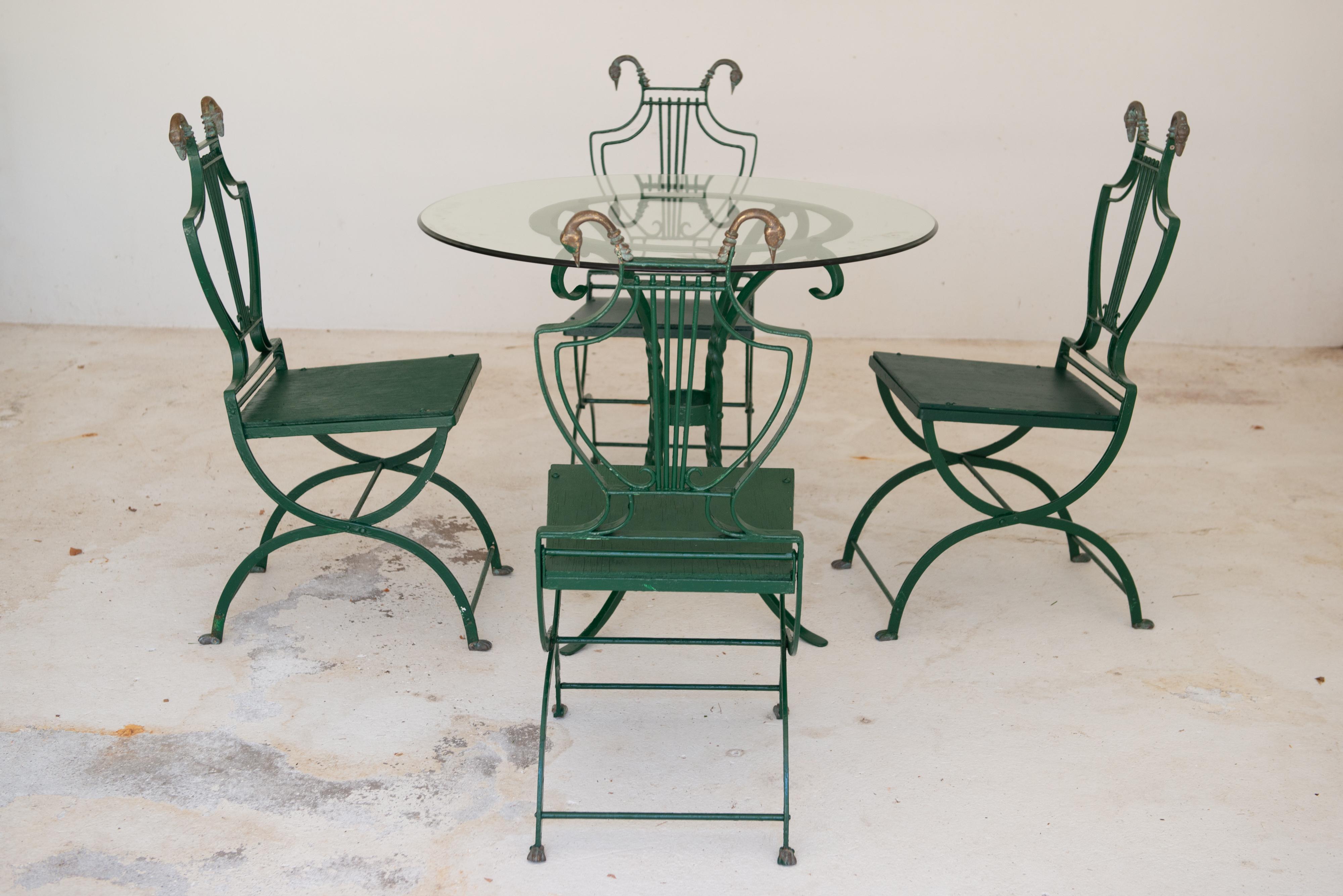 Seis sillas francesas de hierro con respaldo de lira, cabezales y patas de cisne de latón y mesa en venta 1
