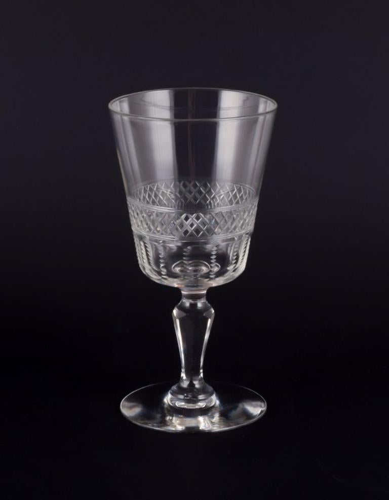 Juego de seis copas de vino tinto francés sopladas a boca en cristal. Facetado. Hecho a mano. 
Alrededor de 1900. 
Perfecto estado. 
Dimensiones: A 15,0 cm x P 7,8 cm.