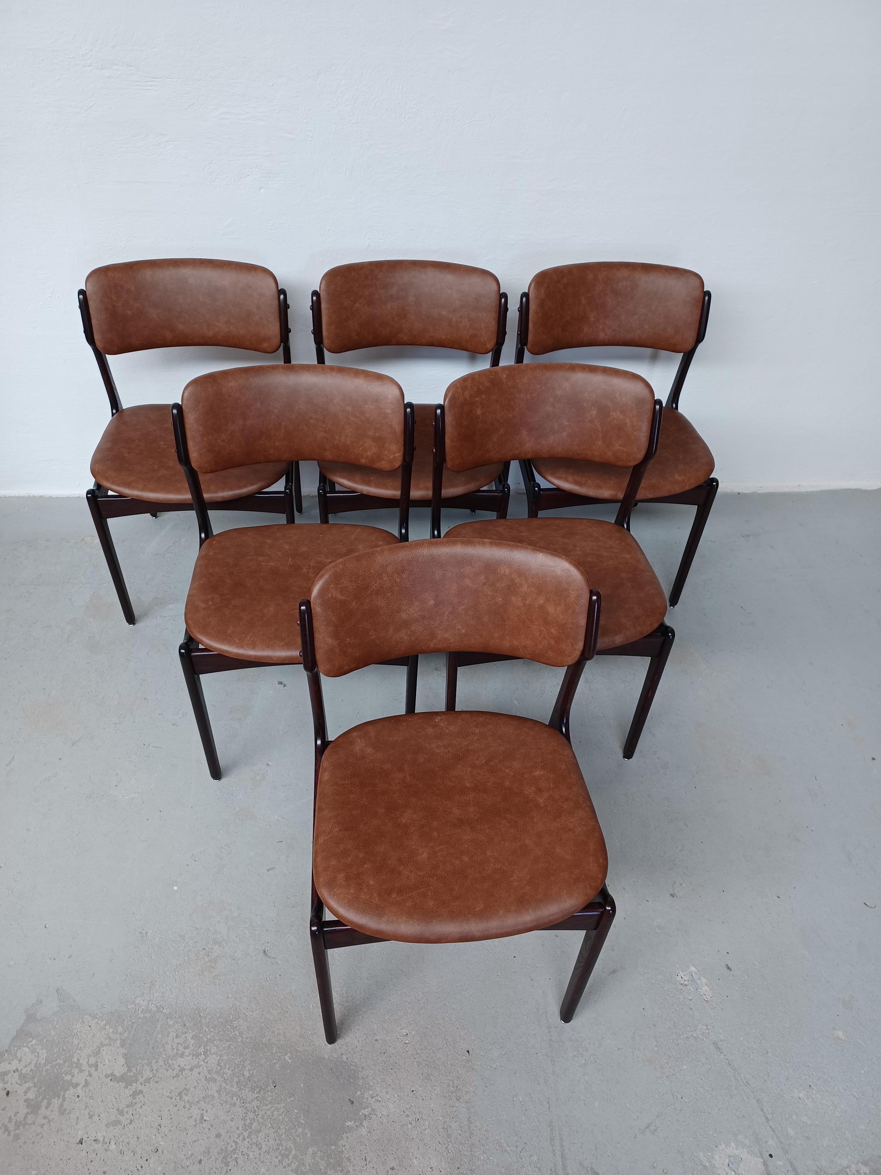 1960s set of six  fully restored Erik Buch dining chairs in tanned oak and custom upholstery.

The chairs have a simple yet solid construction with elegant lines and provide a very comfortable seating experience on the elegant floating seat design