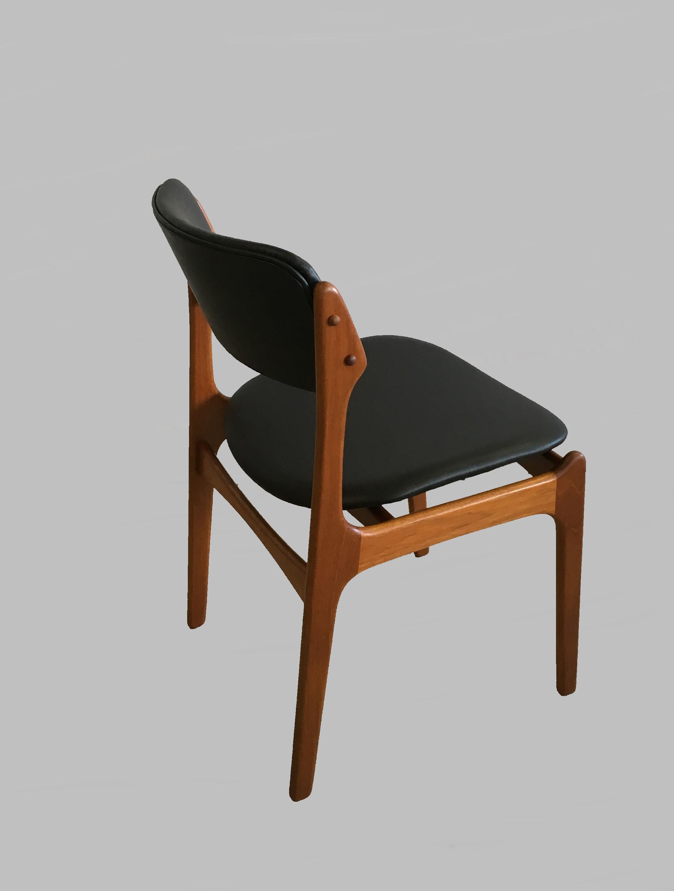 Cuir Six chaises de salle à manger en teck entièrement restaurées et recouvertes de cuir noir en vente