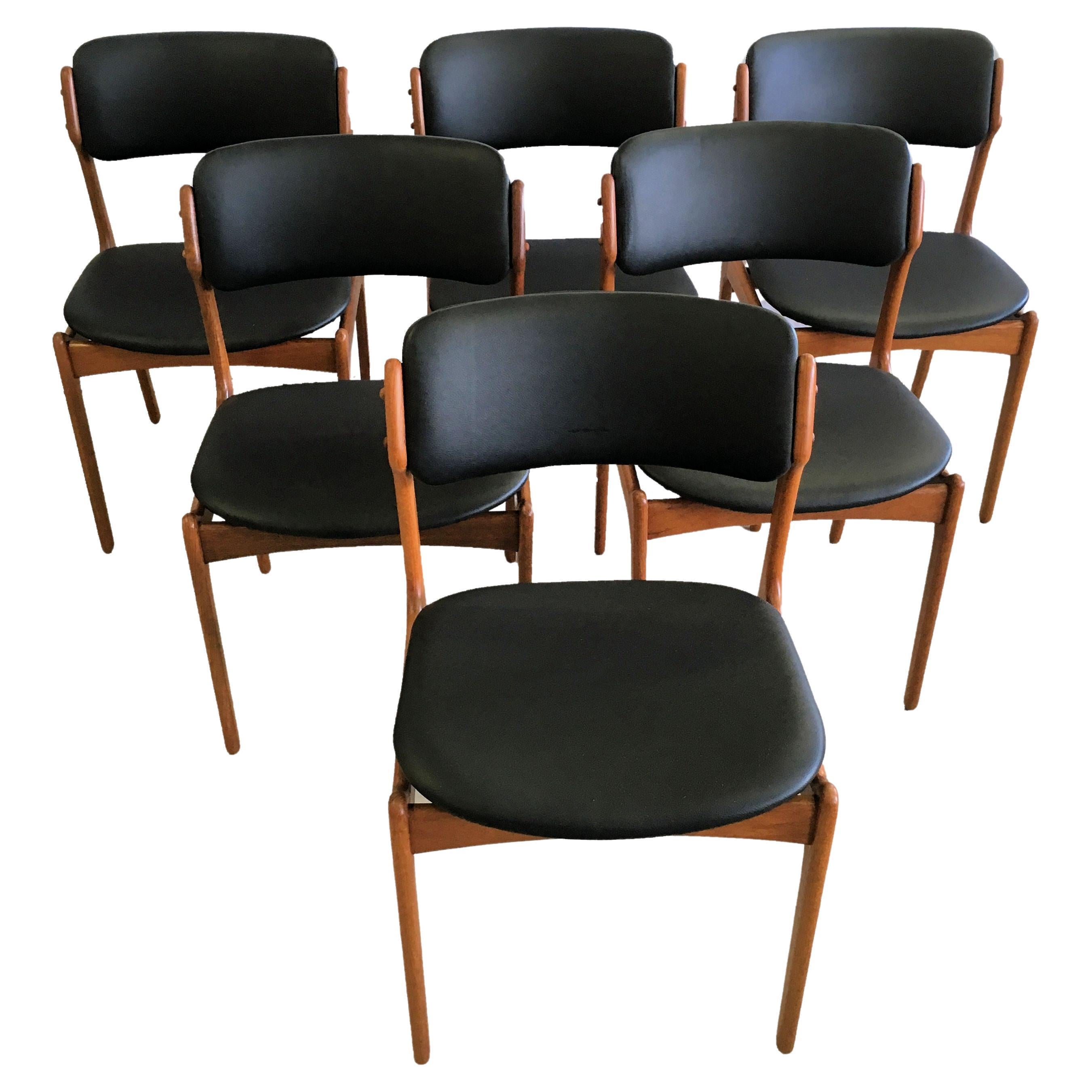 Six chaises de salle à manger en teck entièrement restaurées et recouvertes de cuir noir en vente