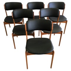 Six chaises de salle à manger en teck entièrement restaurées et recouvertes de cuir noir