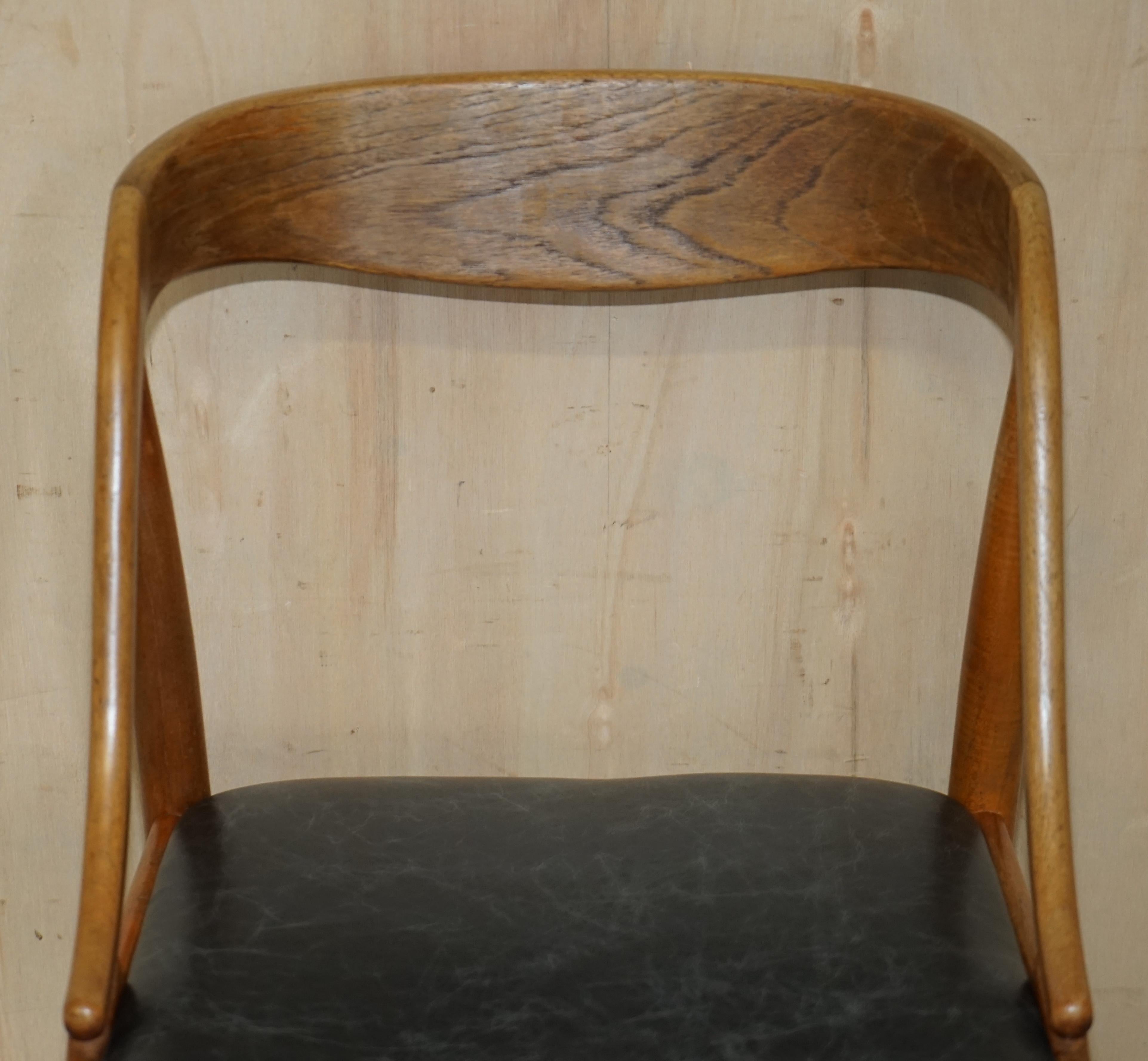 Fatto a mano Sei sedie da pranzo Johannes Andersen Model 16 Uldum completamente restaurate in pelle nera in vendita
