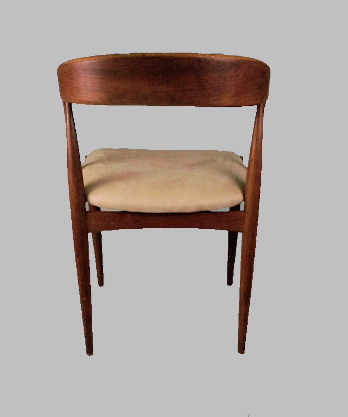 Milieu du XXe siècle Six chaises de salle à manger en teck restaurées de Johannes Andersen, dont le rembourrage sur mesure est inclus en vente