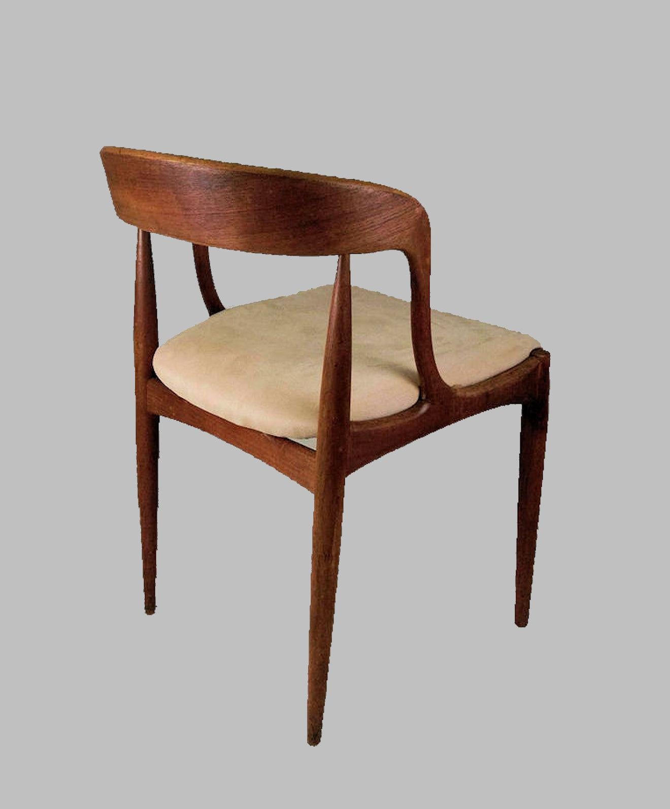 Teck Six chaises de salle à manger en teck restaurées de Johannes Andersen, dont le rembourrage sur mesure est inclus en vente
