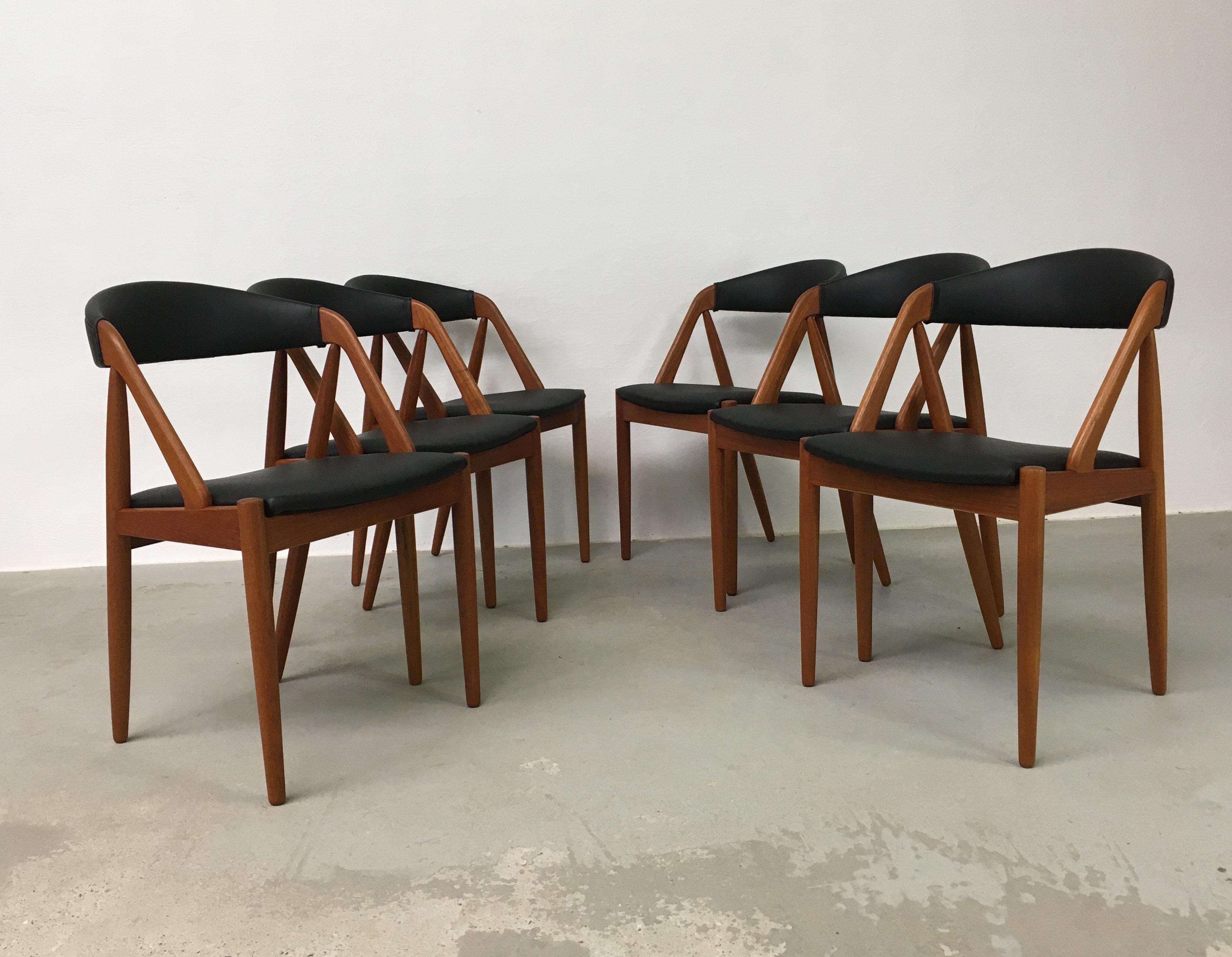 Juego Kai Kristiansen de seis sillas de comedor de teca totalmente restauradas por Schou Andersens Møbel Fabrik, con tapicería personalizada*.

Las sillas de comedor A-frame modelo 31 fueron diseñadas por Kai Kristiansen en 1956 para Schou-Andersens
