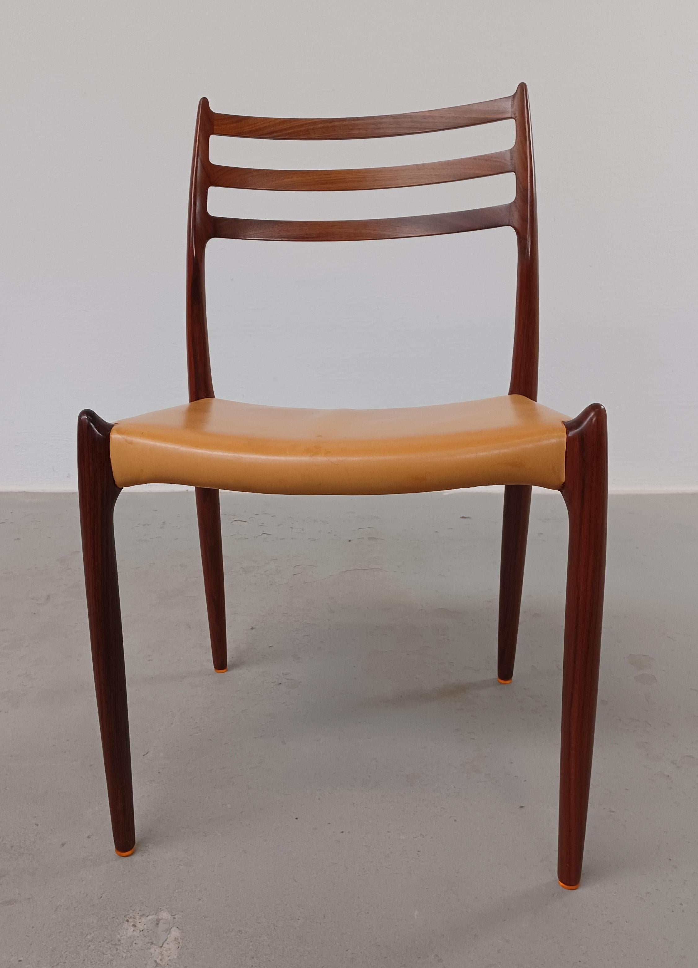 L'emblématique chaise de salle à manger modèle 78 a été conçue en 1954 par Niels O. Møller pour J.L.A. Møllers Møbelfabrik. Avec ses formes organiques et ses pièces de bois qui se fondent les unes dans les autres, le modèle est la preuve de ce que