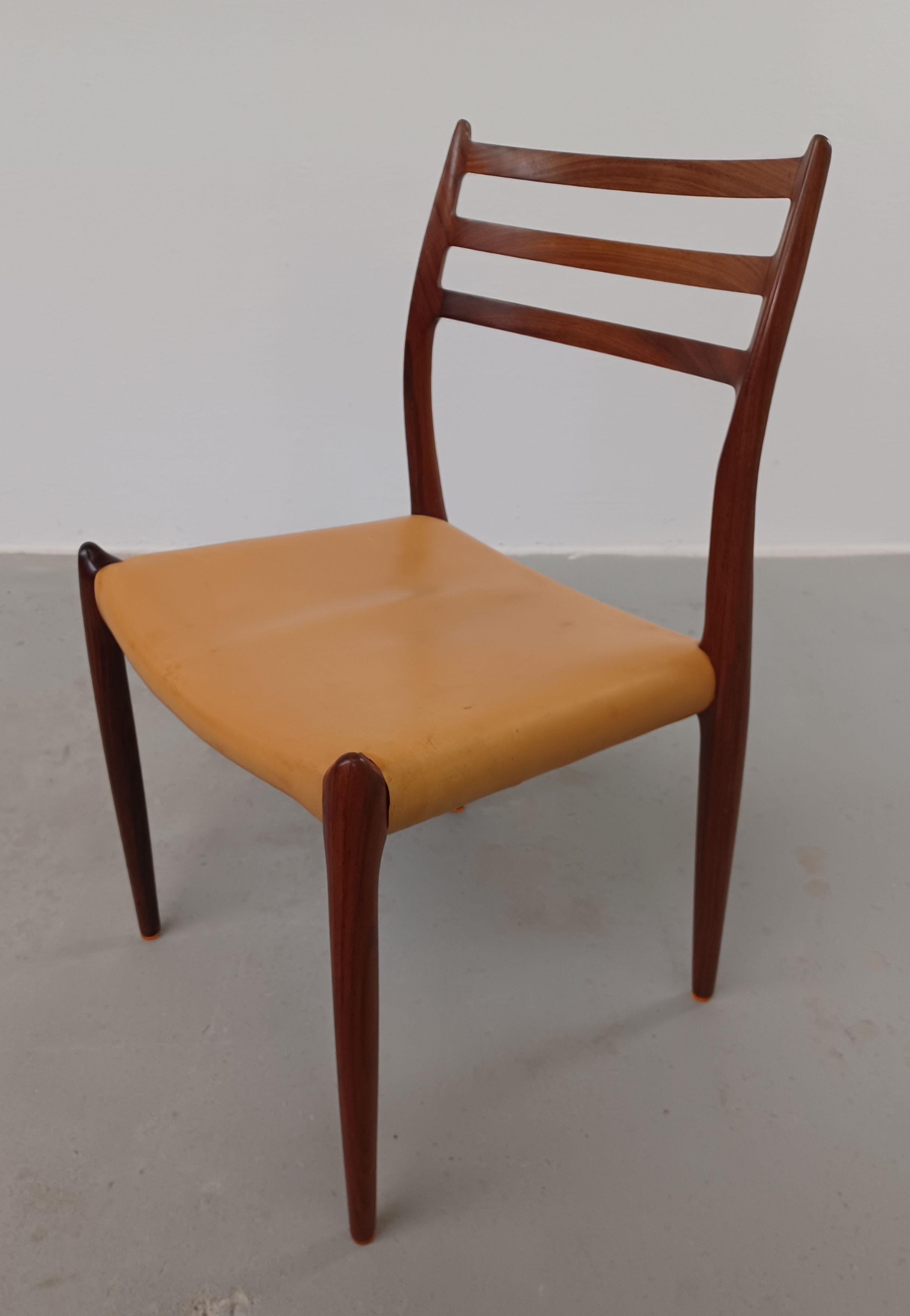 Danois Six chaises de salle à manger N. O. Moller en bois de rose entièrement restaurées en vente