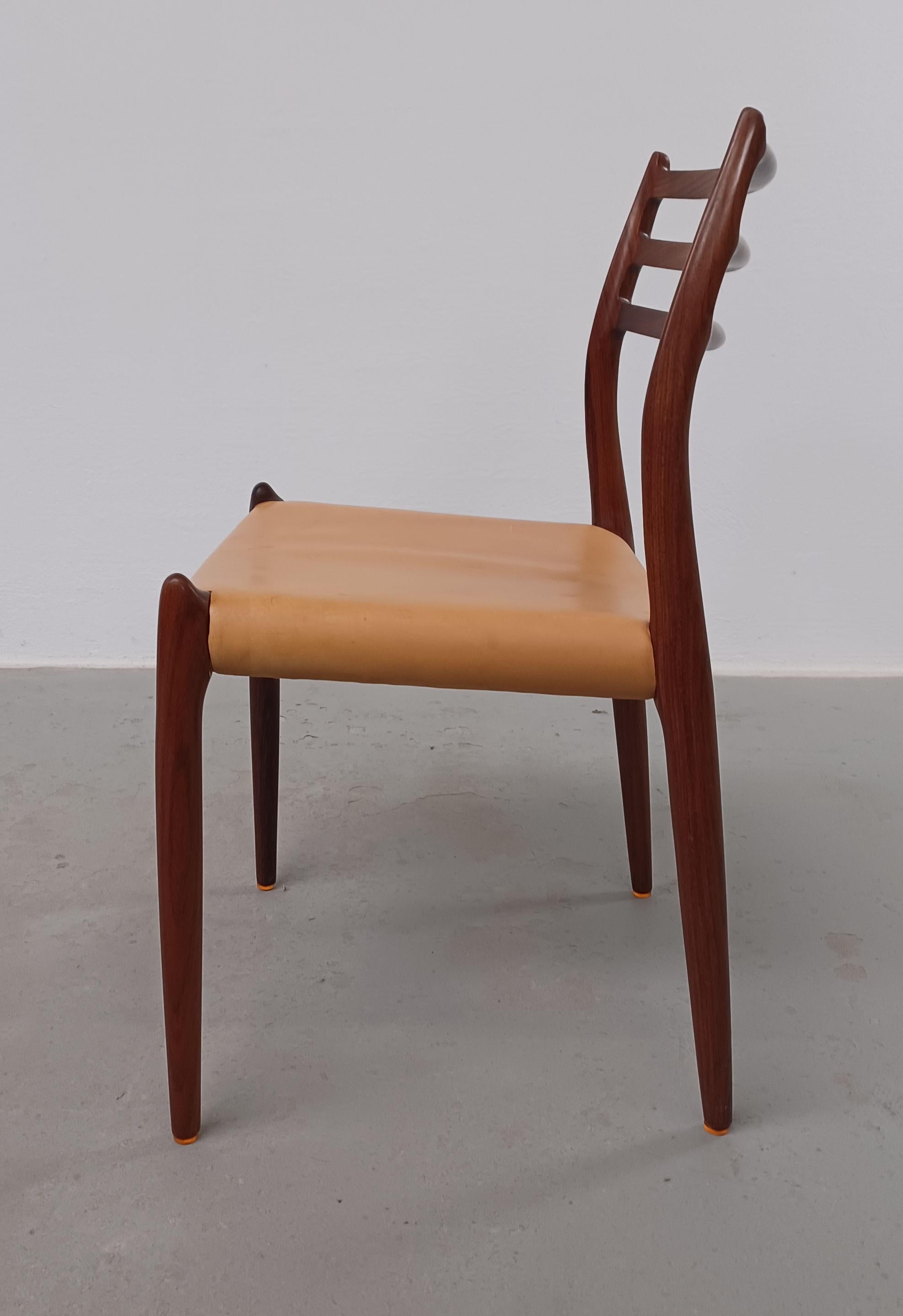 Six chaises de salle à manger N. O. Moller en bois de rose entièrement restaurées Bon état - En vente à Knebel, DK