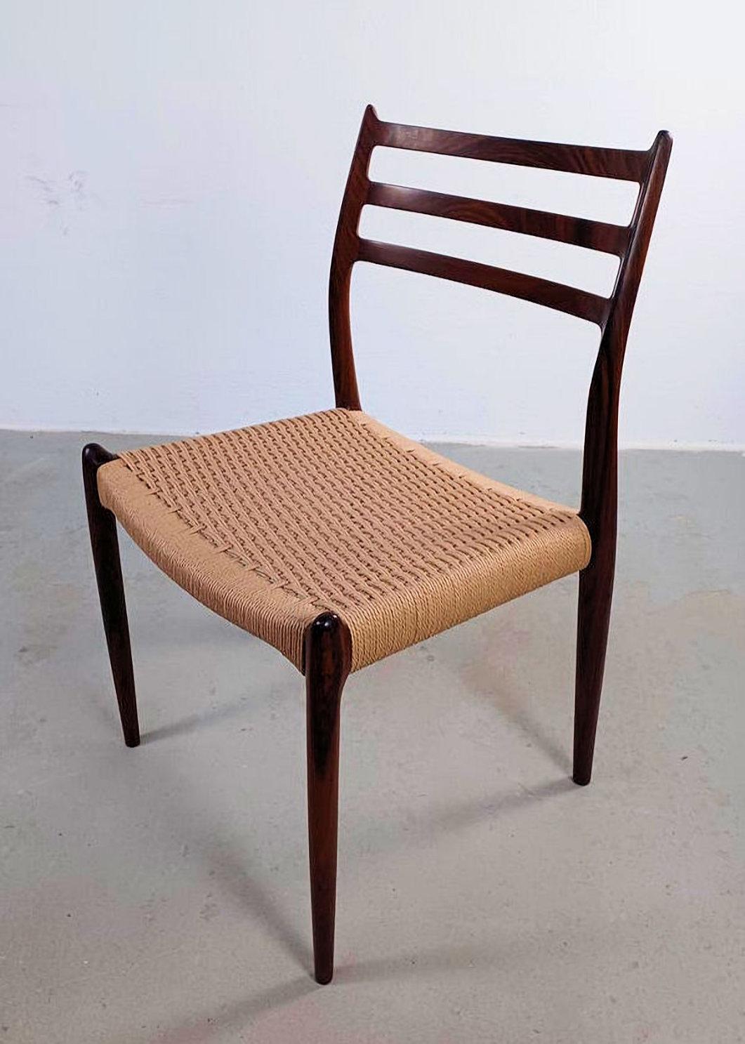 Sei N.O. completamente restaurati. Le sedie da pranzo in palissandro Moller includono una tappezzeria personalizzata

L'iconica sedia da pranzo modello 78 è stata disegnata nel 1954 da Niels O. Møller per J.L. Møllers Møbelfabrik. Il modello, con le