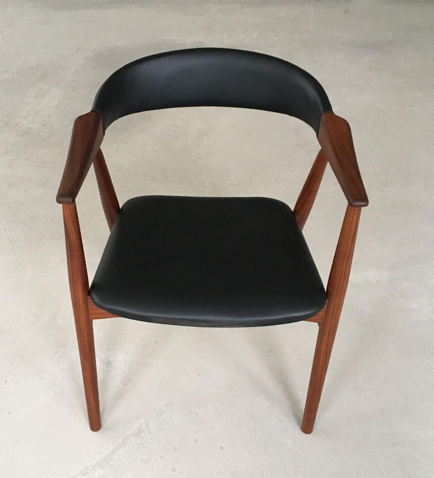 Seis Th. Sillones de teca Harlev retapizados en cuero negro

El sillón modelo 213 de teca fue diseñado por TH Harlev para Farstrup Møbler en 1958.

Esta silla bien diseñada, bien elaborada y muy cómoda encajará bien en casi cualquier lugar de la