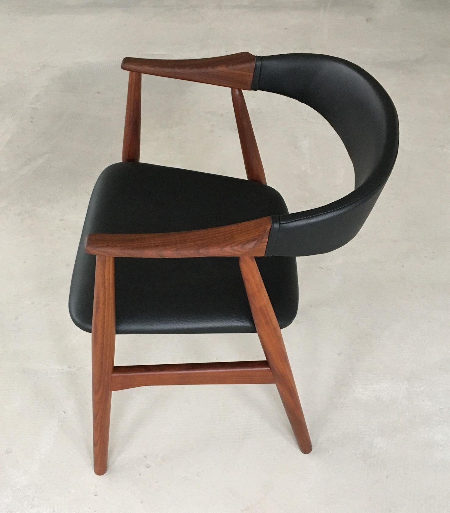 Seis Th. Sillones de Teca Harlev Retapizados en Piel Negra Danés