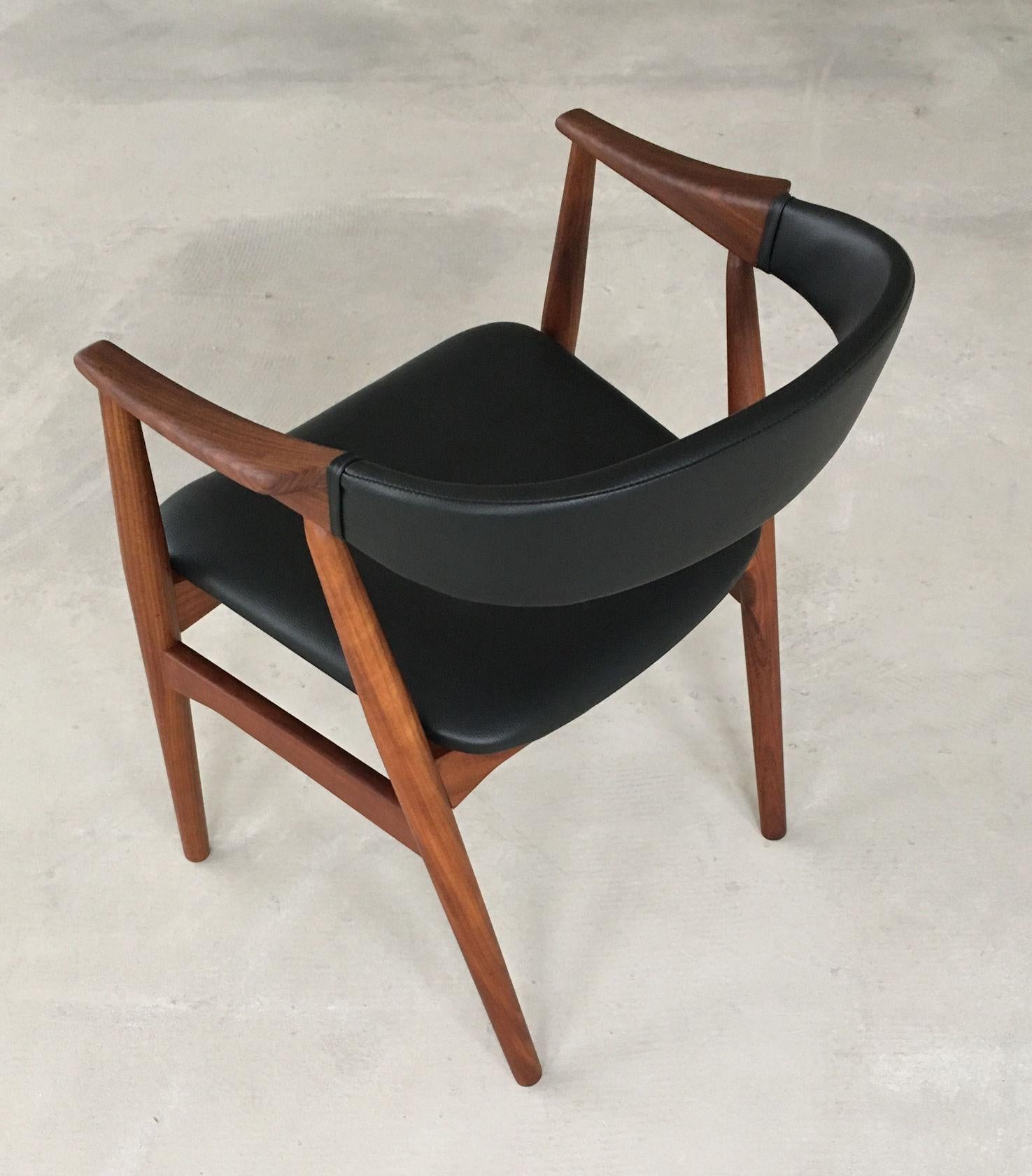 Seis Th. Sillones de Teca Harlev Retapizados en Piel Negra en Excelente Estado en Knebel, DK