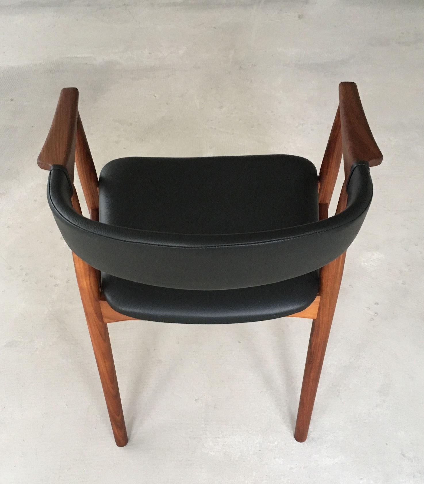 Seis Th. Sillones de Teca Harlev Retapizados en Piel Negra mediados del siglo XX