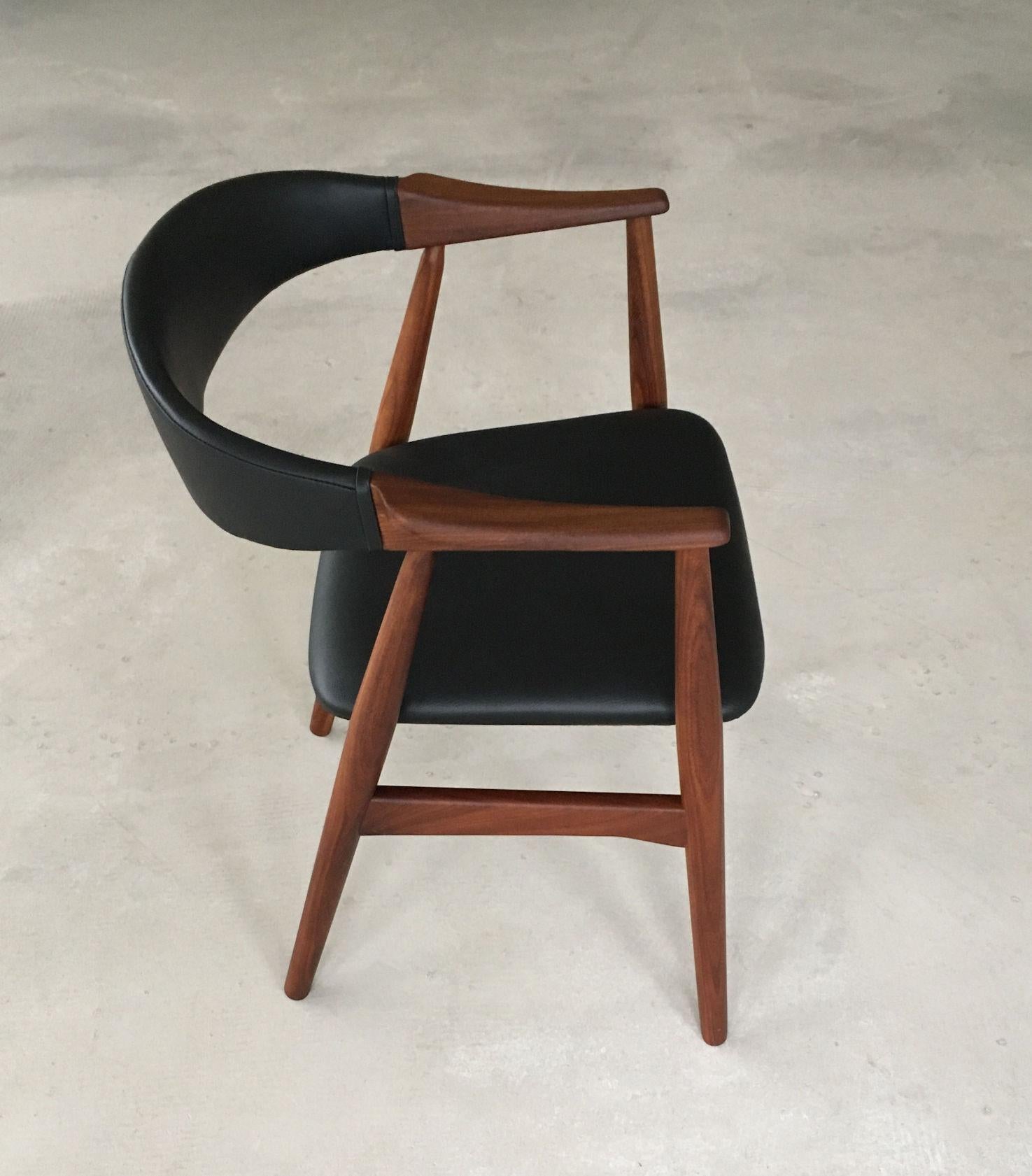 Seis Th. Sillones de Teca Harlev Retapizados en Piel Negra 2