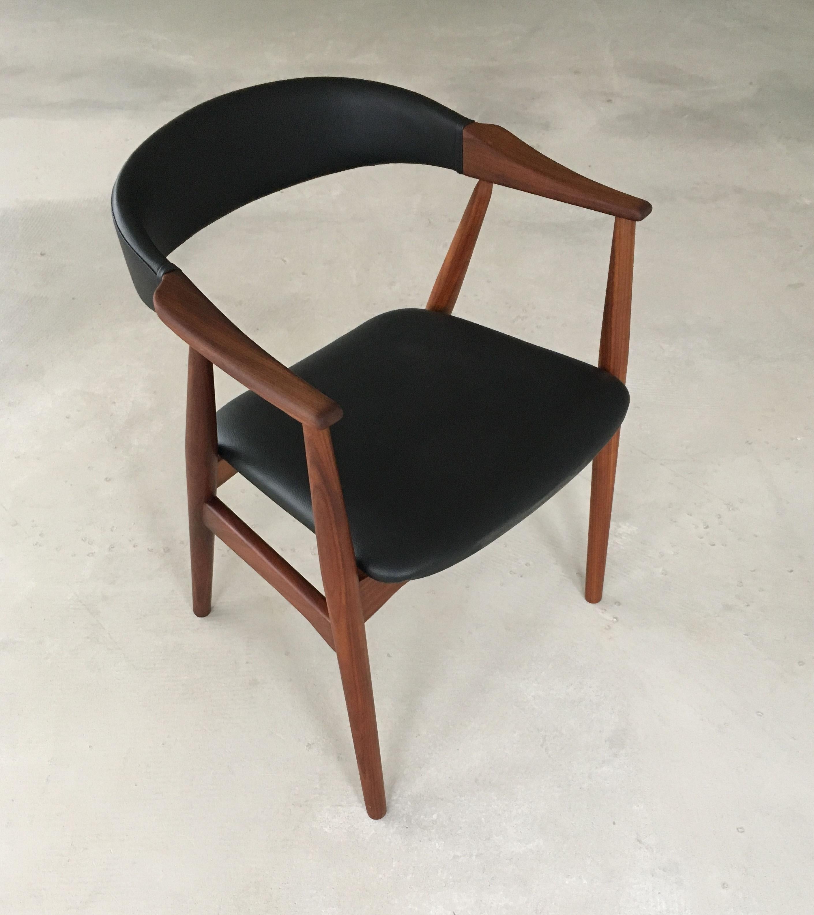 Seis Th. Sillones de Teca Harlev Retapizados en Piel Negra 3