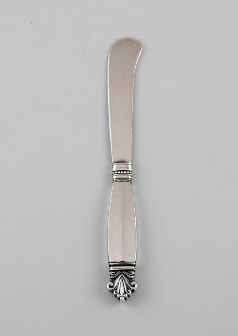 Six Georg Jensen Acanthus butter knives in sterling silver.
Length: 15.5 cm.
In excellent condition.
Stamped.
Our skilled Georg Jensen silversmith / goldsmith can polish all silver and gold so that it appears new. The price is very reasonable.