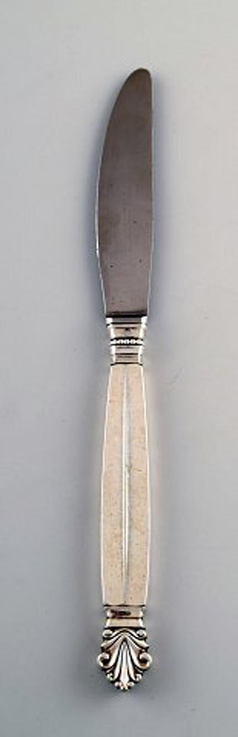 Six Georg Jensen Acanthus sterling Silver, six dinner knifes with long shaft.
Measures 22.5 cm.
Stamped.
In very good condition.