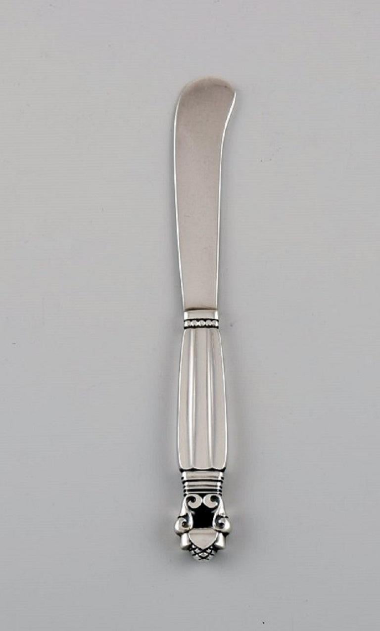 Six Georg Jensen Acorn butter knives in sterling silver.
Length: 15 cm.
In excellent condition.
Stamped.
Our skilled Georg Jensen silversmith / goldsmith can polish all silver and gold so that it appears new. The price is very reasonable.