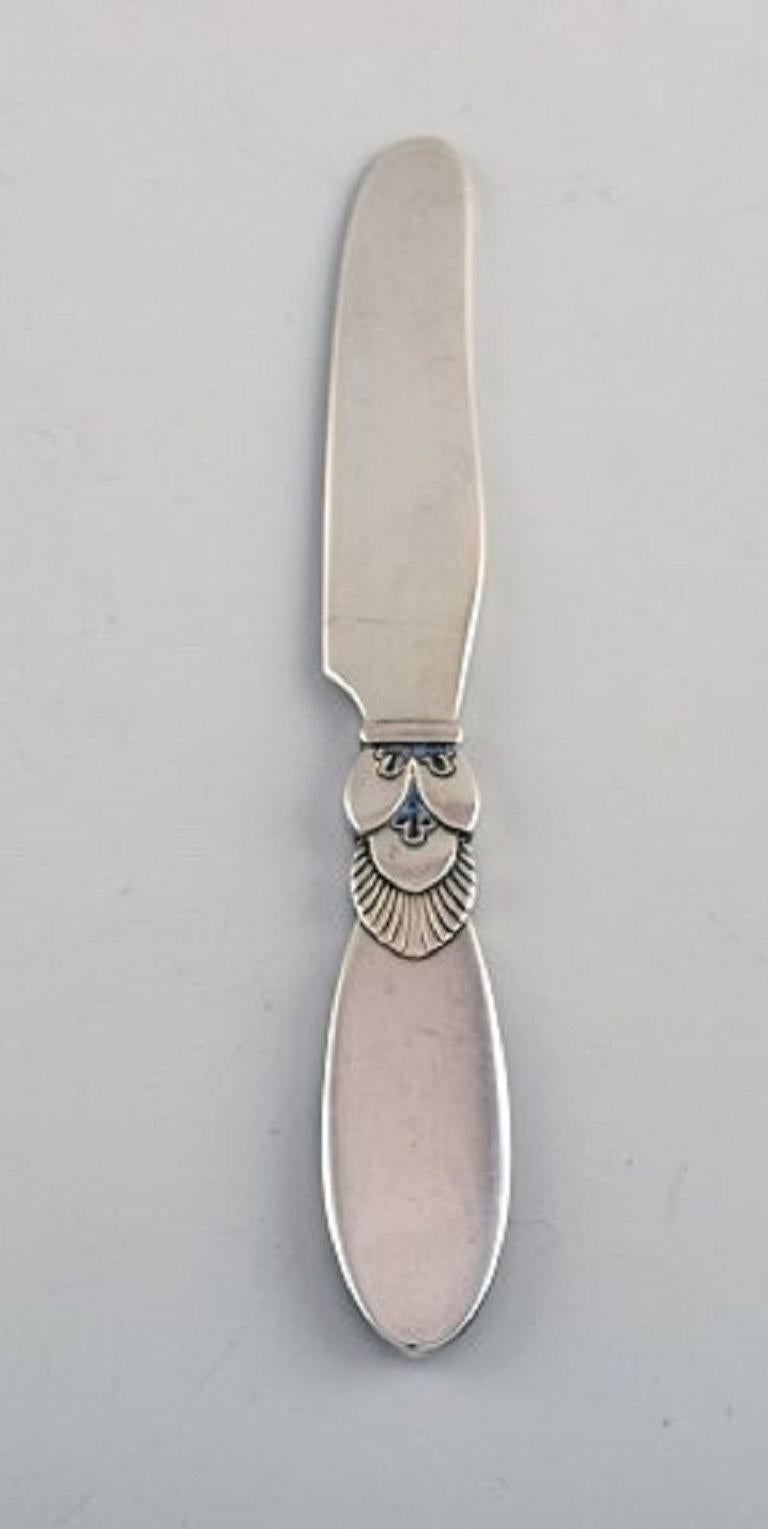 Six Georg Jensen cactus butter knives in all sterling silver.
Designer: Gundorph Albertus.
Measures: 11 cm.
Stamped.
In very good condition.