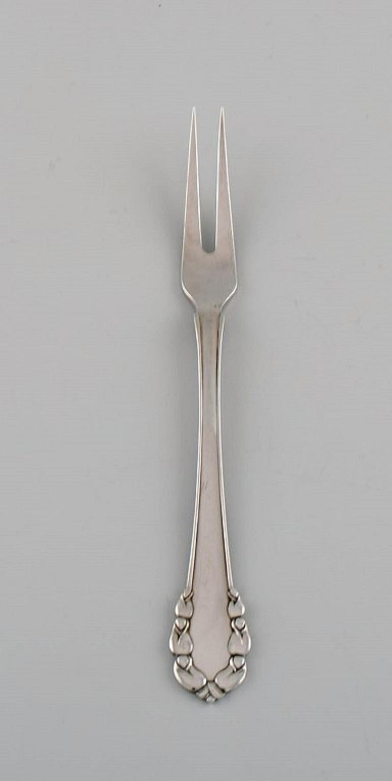 Six Georg Jensen Lily of the Valley cold meat forks in sterling silver.
Length: 16 cm.
In excellent condition.
Stamped.
Our skilled Georg Jensen silversmith / goldsmith can polish all silver and gold so that it appears new. The price is very