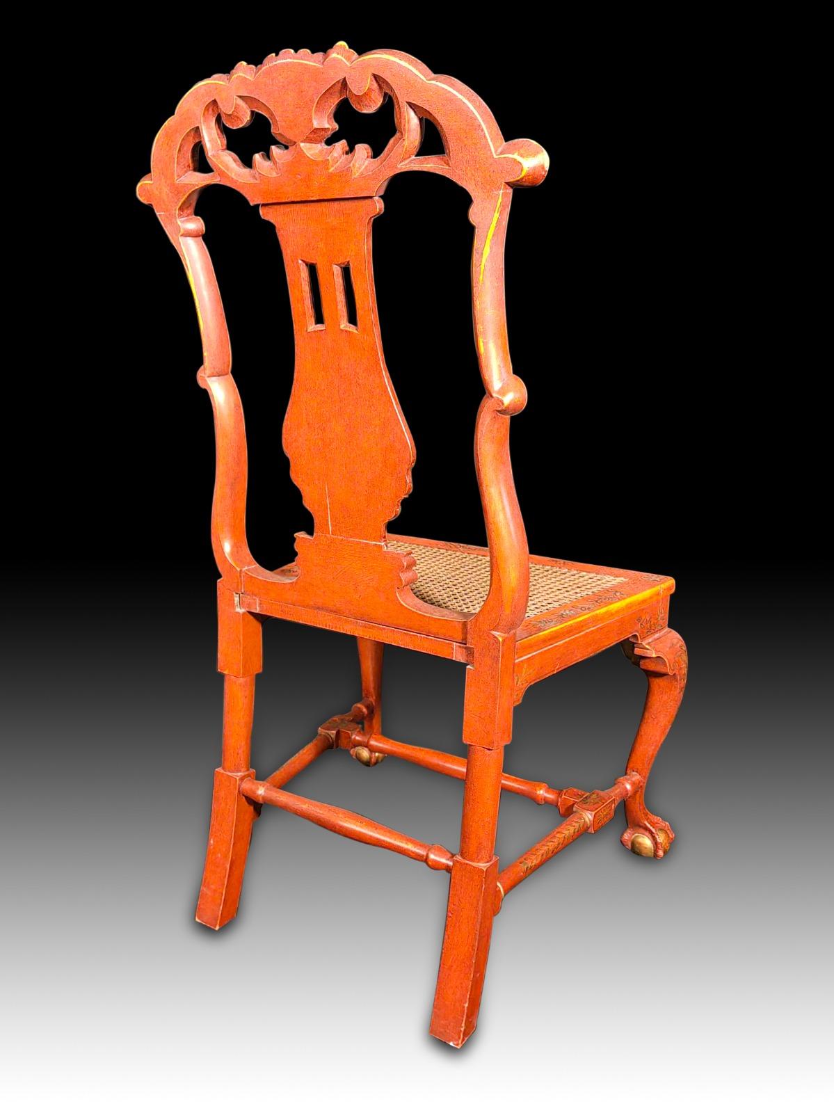 Six chaises de style George II chaises d'appoint japonaises rouges et or, chacune décorée de scènes de chinoiserie d'un personnage courtois, sur des pieds arqués réunis par des brancards moulés et des pieds coussinés, le décor rafraîchi. Fin xixe