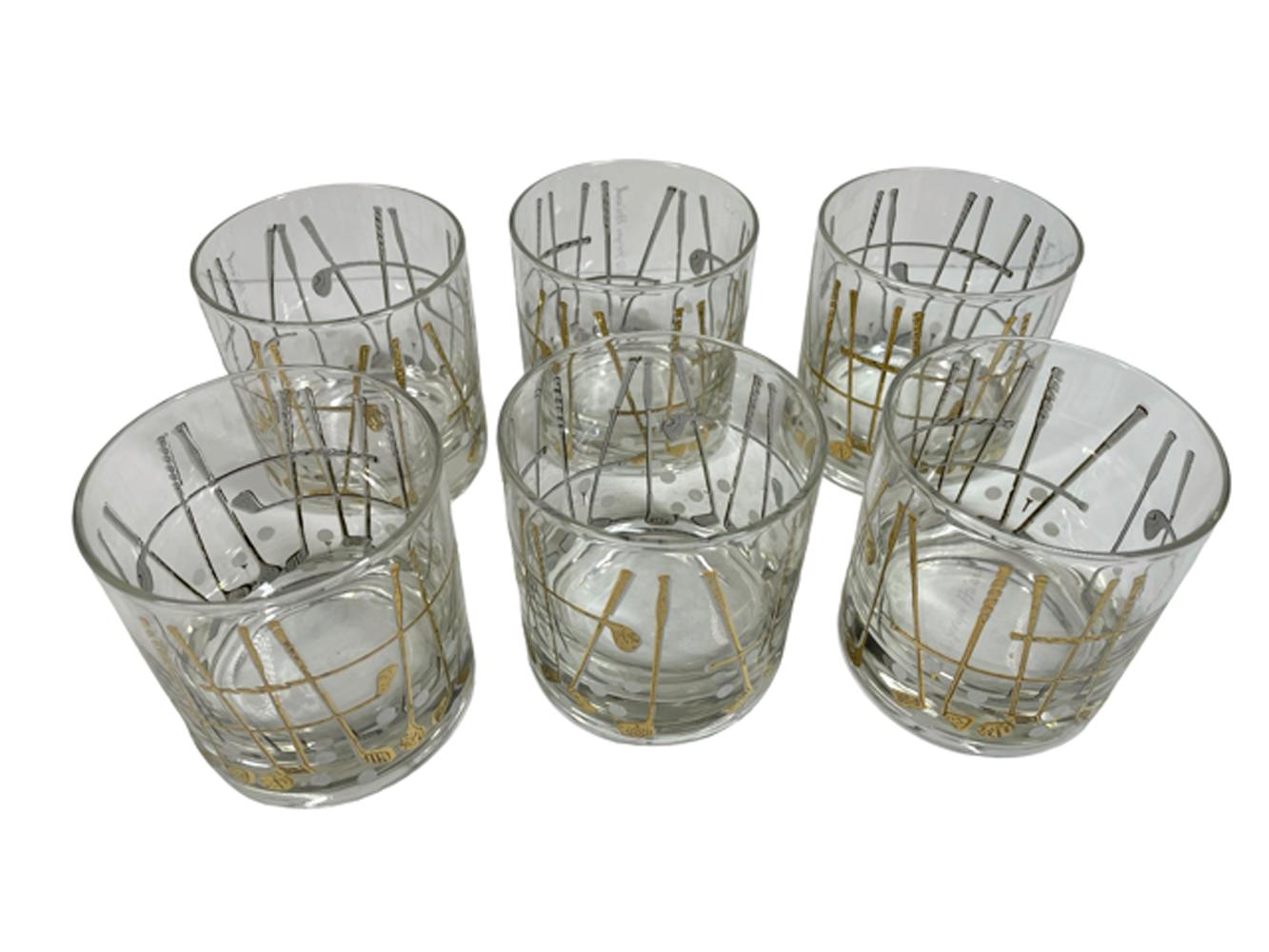 Six verres à whisky Georges Briard sur le thème du golf, avec des clubs en relief en or 22 carats et des balles de golf en émail blanc.