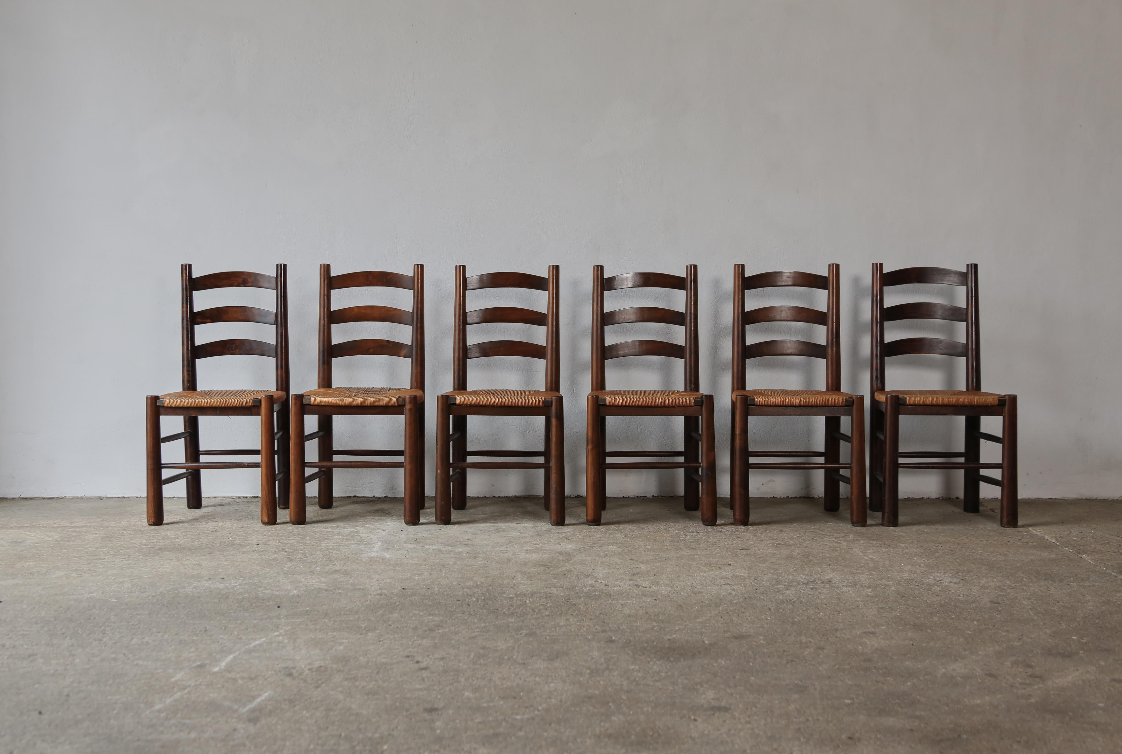 Ensemble de six chaises de salle à manger originales de G. Robert, France, années 1960. Merveilleux pieds fuselés. Bon état structurel, prêt à l'emploi, les cadres en bois en état d'origine avec des signes mineurs d'utilisation et d'usure relatifs à