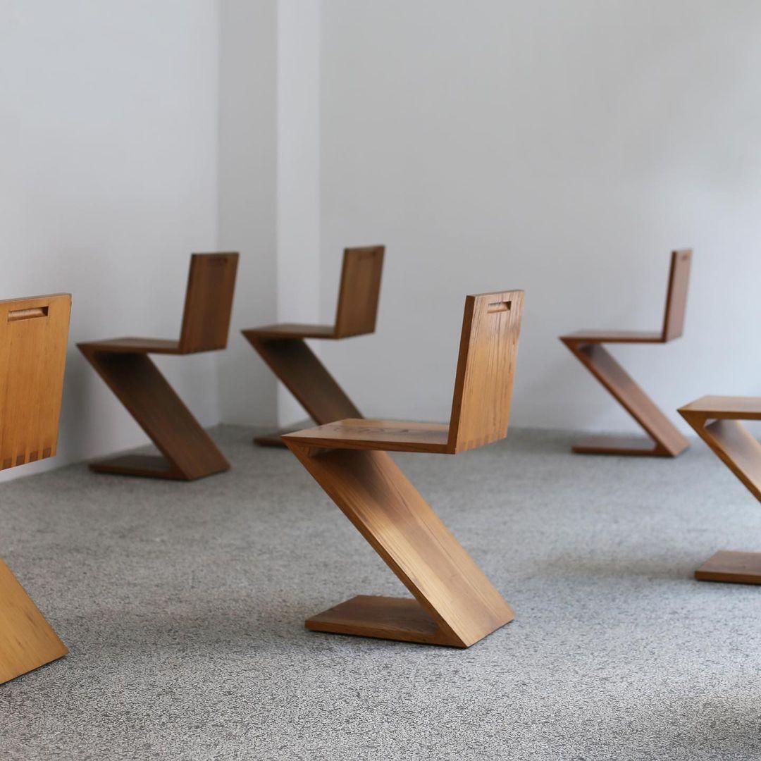 italien  Chaises ZIG-ZAG de Gerrit Rietveld, Cassina, Italie, années 1970 (six pièces disponibles)