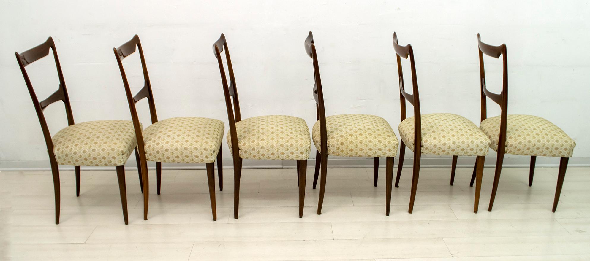 Six chaises de salle à manger conçues par le célèbre architecte italien Guglielmo Ulrich, chaises en noyer massif et tapissées en tissu, les chaises ont été polies à la gomme-laque. Je recommande un nouveau revêtement.