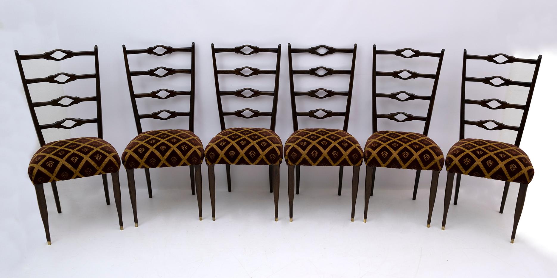 Six chaises de salle à manger conçues par le célèbre architecte italien Guglielmo Ulrich, les chaises sont en noyer et la tapisserie est en velours texturé, la tapisserie est originale et en bon état, les chaises ont été polies à la gomme-laque.