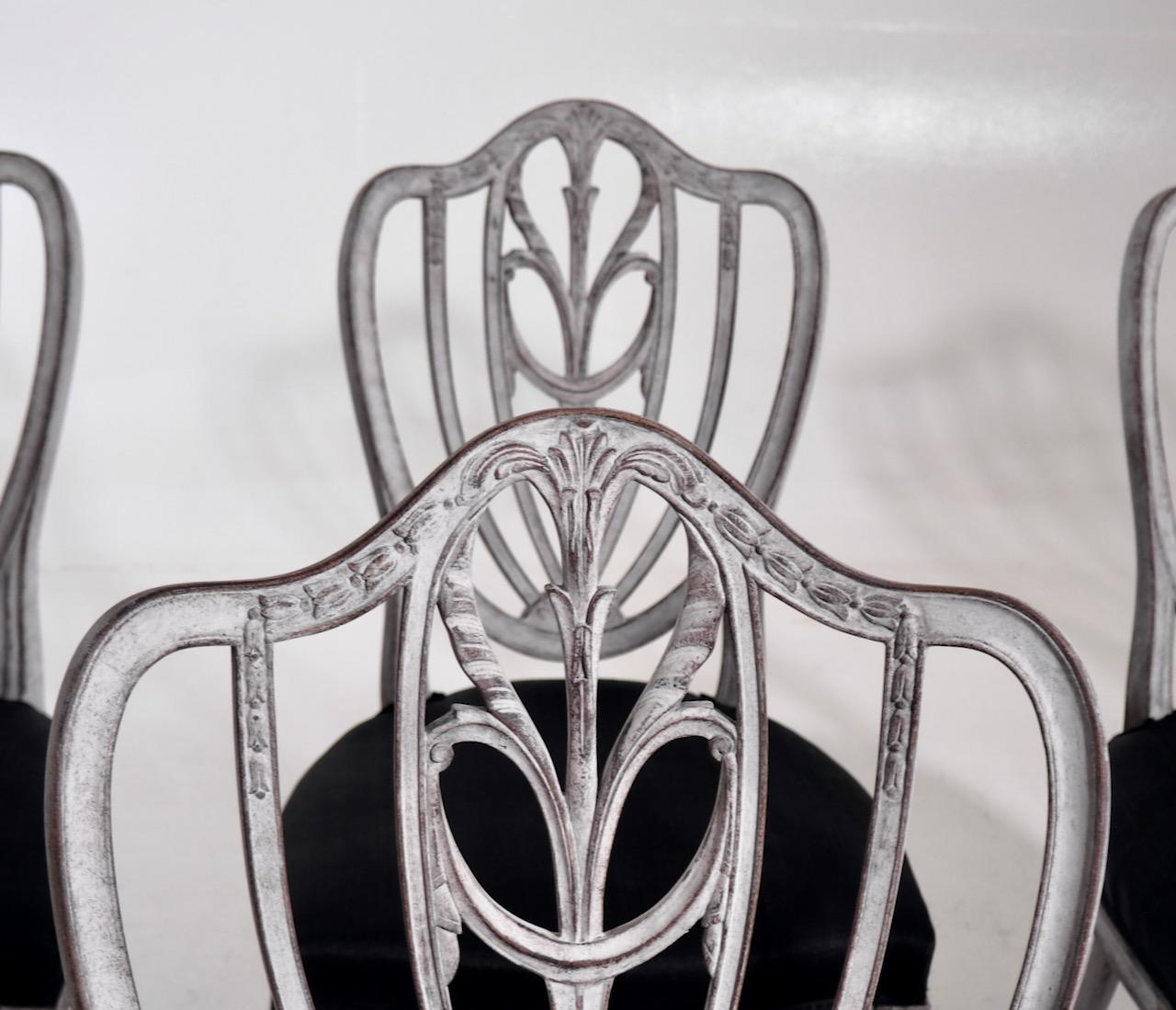 Set di sei sedie in stile gustaviano, tra cui due poltrone, riccamente intagliate, fine XIX secolo
Sedie:
H. 95 H. H. 44 L. 50 P. 50 cm
H. 37,4 H. Sedile. 17,3 L. 19,6 P. 19,6 pollici
Poltrone:
H. 95 H. H. 44 L. 58 P. 50 cm
H. 37,4 H. Sedile.
