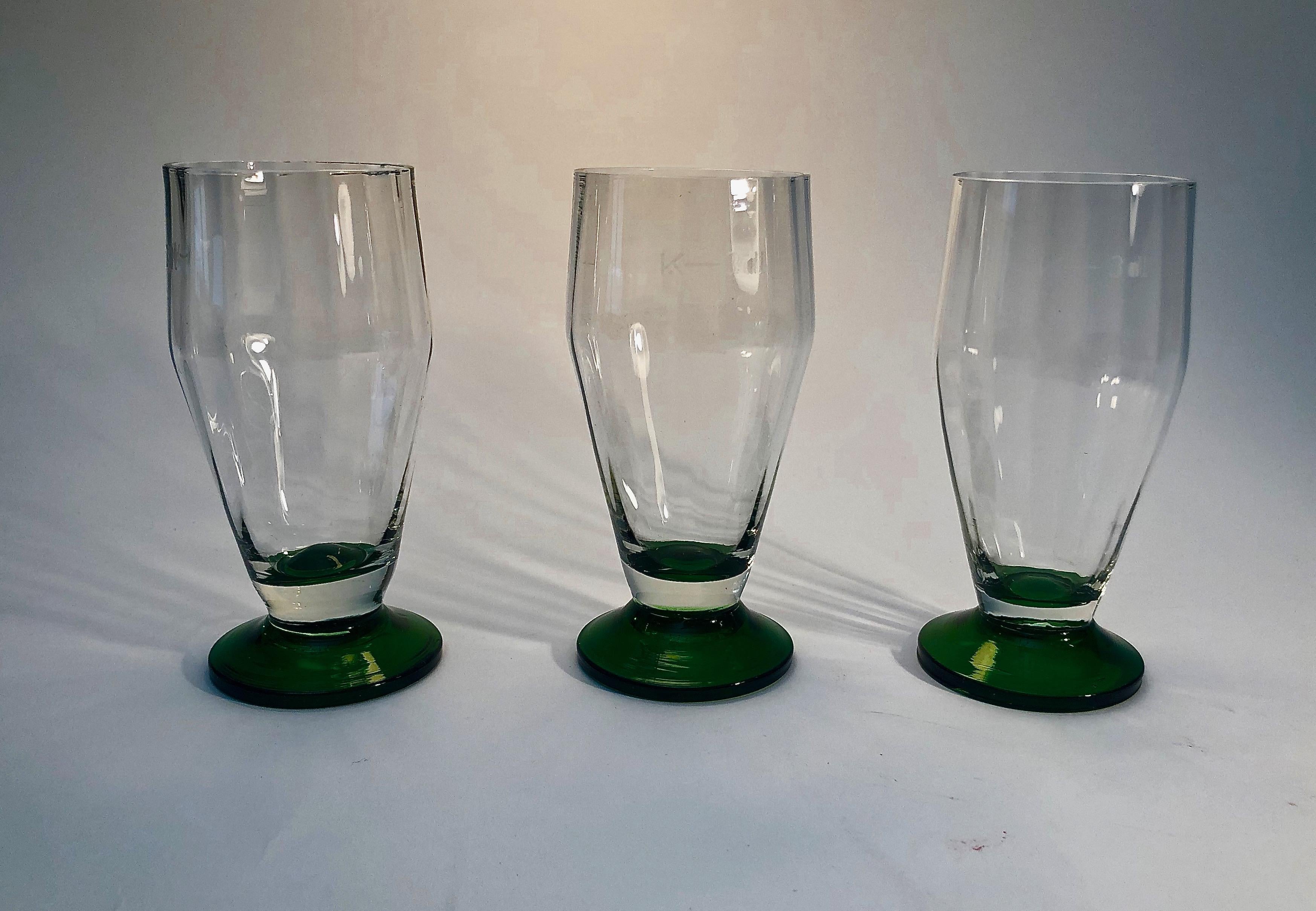 Otro juego de seis vasos de cerveza soplados a mano procedentes de Checoslovaquia y fabricados en la década de 1920
Estos preciosos vasos probablemente nunca se han utilizado, El cristal transparente puede tener burbujas de aire desarrolladas