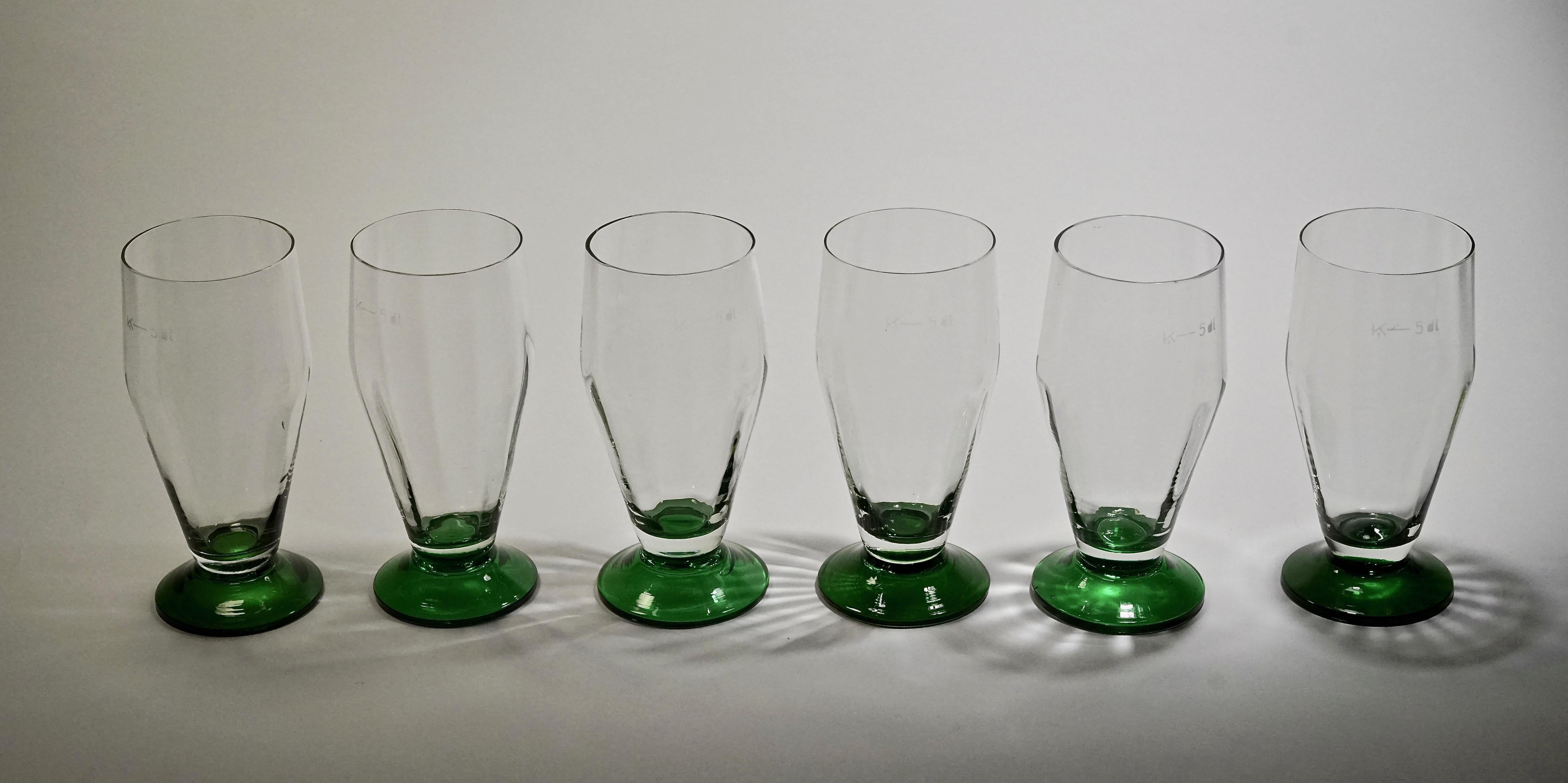 Precioso juego de seis vasos de cerveza hechos a mano de los años 20 en magníficas condiciones.
Las gafas se encontraron en un desván y parece que no se utilizaron. Están facetadas en cristal transparente con fondo verde. Cada vaso es único, con