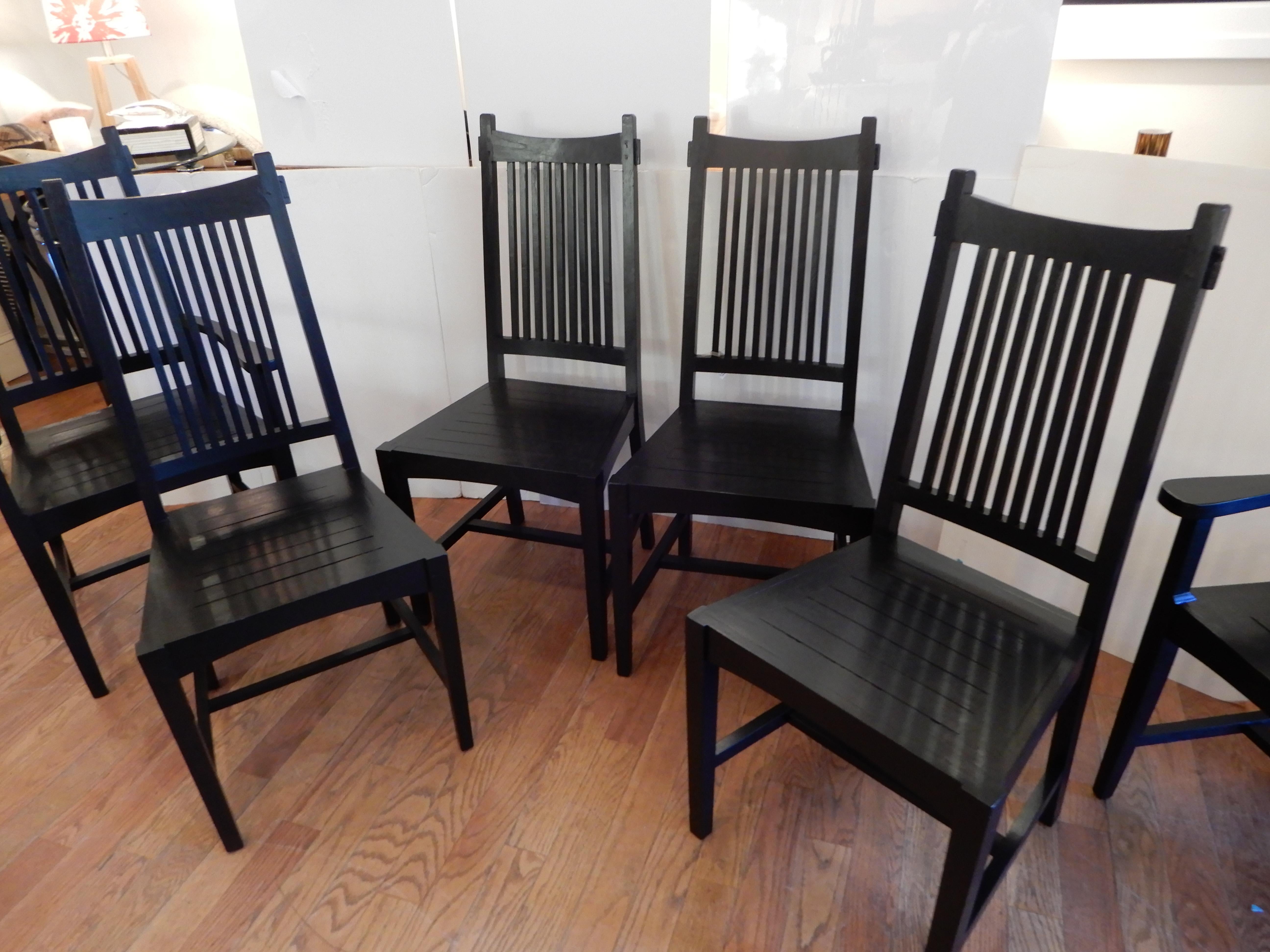 Il y a deux fauteuils et quatre chaises d'appoint, tous en parfait état, construits à la main en bois dur de Java par le Studio Craft artist David Smith.
David, connu pour ses meubles de campagne américains impeccablement fabriqués à la main, a