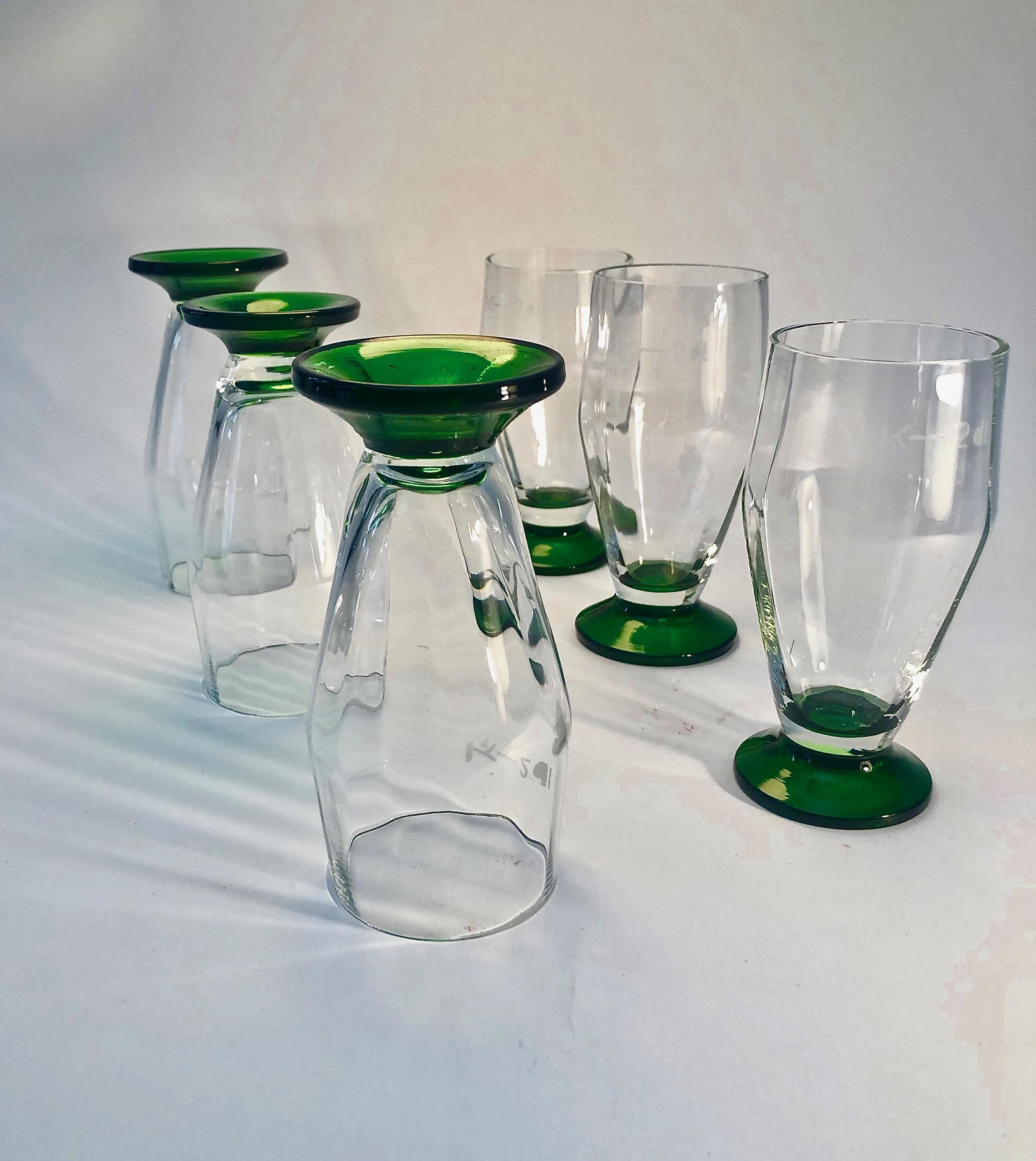 Magnifique ensemble de six verres à bière soufflés à la main dans les années 1920, fabriqués en Tchécoslovaquie.
La partie supérieure des verres est faite d'un verre clair qui a été facetté, il peut y avoir des bulles dans le verre, ce qui est tout