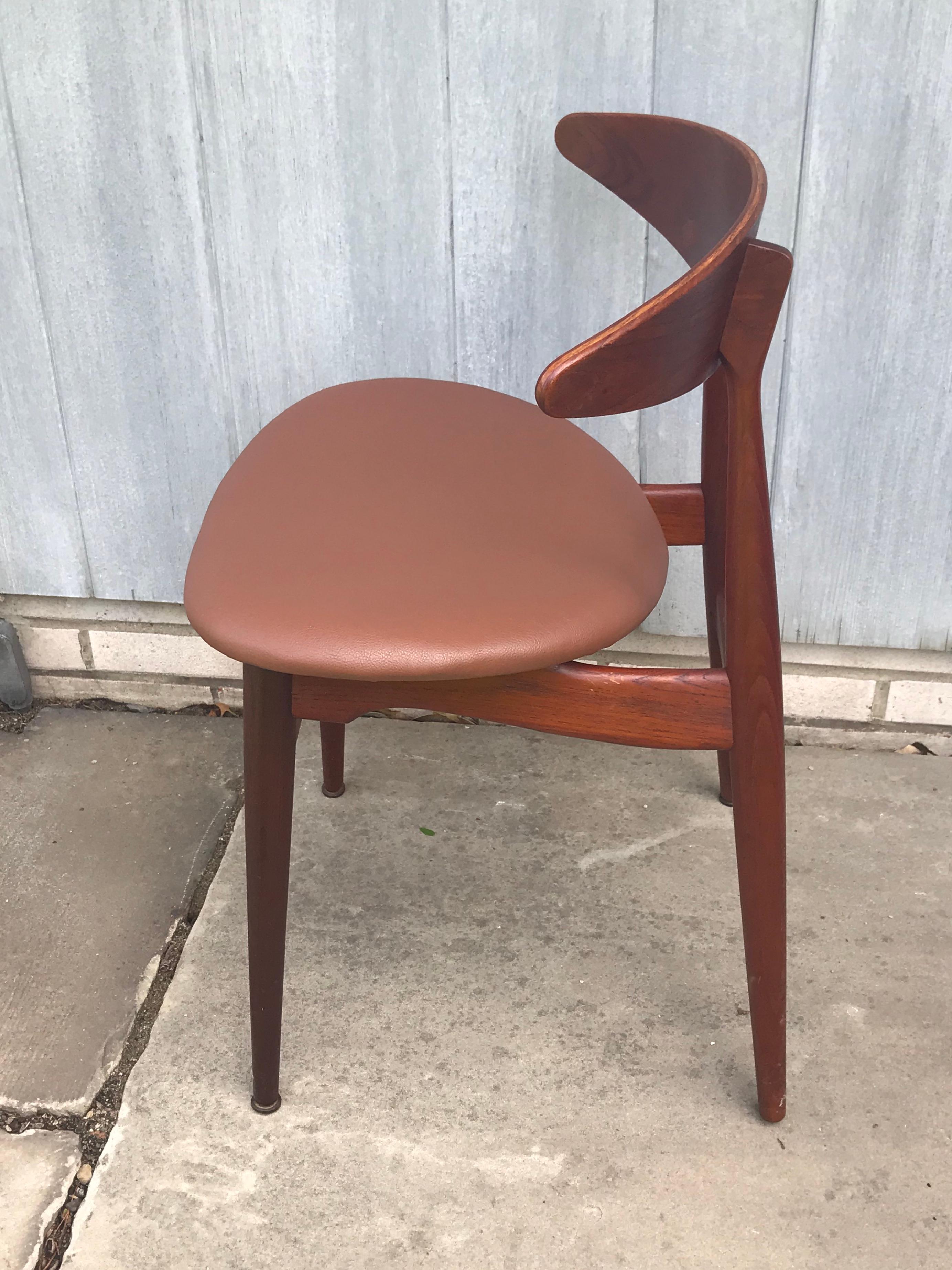 Six Hans Wegner for Carl Hansen Teak Model CH33 Dining Chairs In Good Condition In Brooklyn, NY