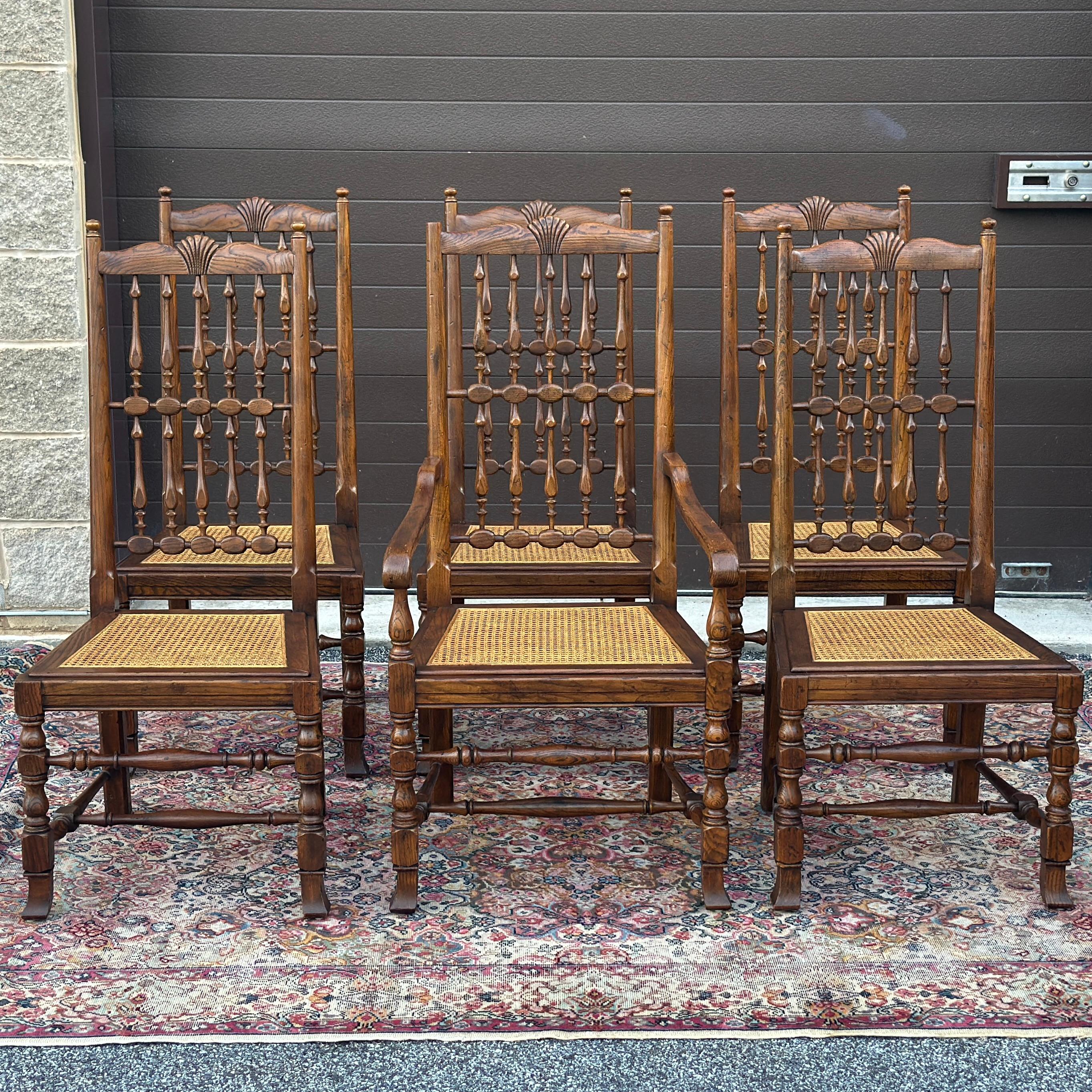Sedie da pranzo Henredon in legno di quercia con sedute a canne e schienali a fuso - Set 6
**includeremo i cuscini della seduta con cravatta vintage che sono vecchi e sbiaditi ma potrebbero essere utili per creare dei modelli di ricambio - abbiamo