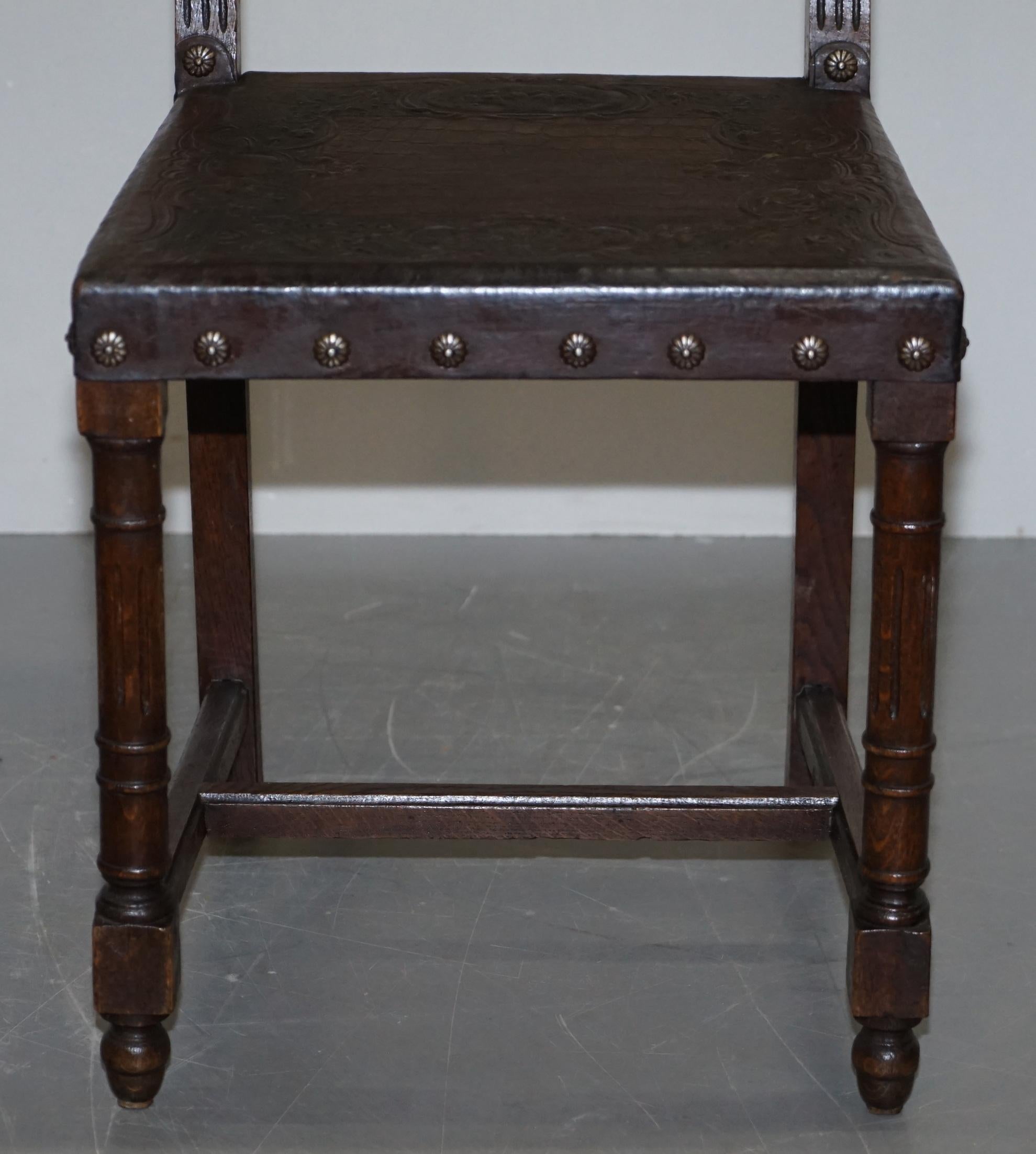 Six chaises de salle à manger en chêne français et cuir de crocodile gaufré Henry II vers 1880  en vente 2