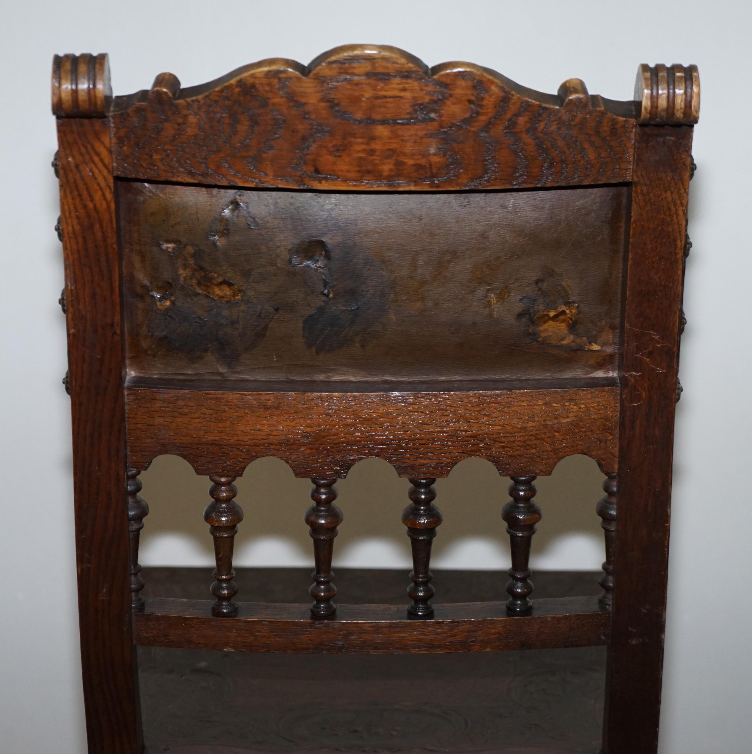 Six chaises de salle à manger en chêne français et cuir de crocodile gaufré Henry II vers 1880  en vente 6