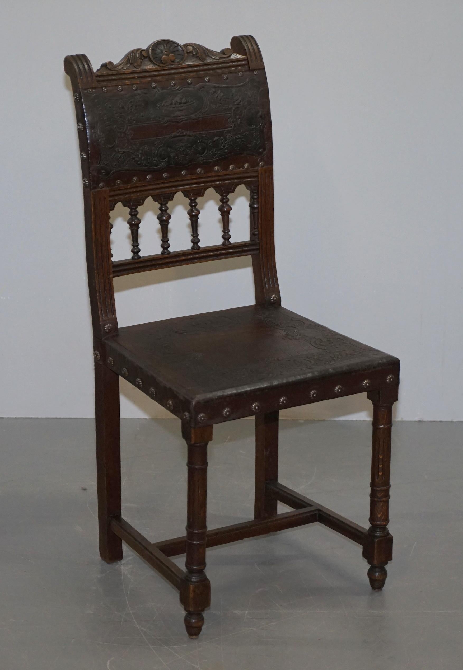 Nous avons le plaisir d'offrir à la vente cet exceptionnel ensemble de six chaises de salle à manger Henry II circa 1880 en chêne français avec cuir gaufré marron pressé et garnitures d'assise en cuir de crocodile gaufré. 

Un ensemble très rare