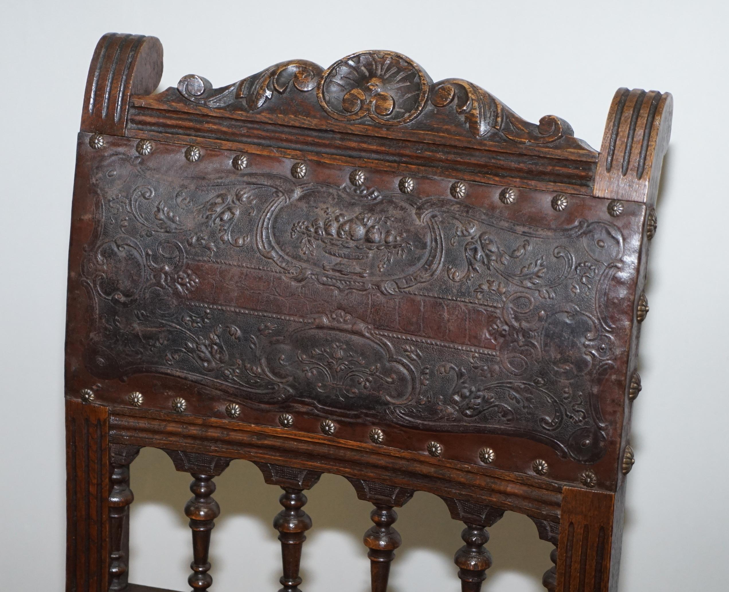 Six chaises de salle à manger en chêne français et cuir de crocodile gaufré Henry II vers 1880  en vente 12