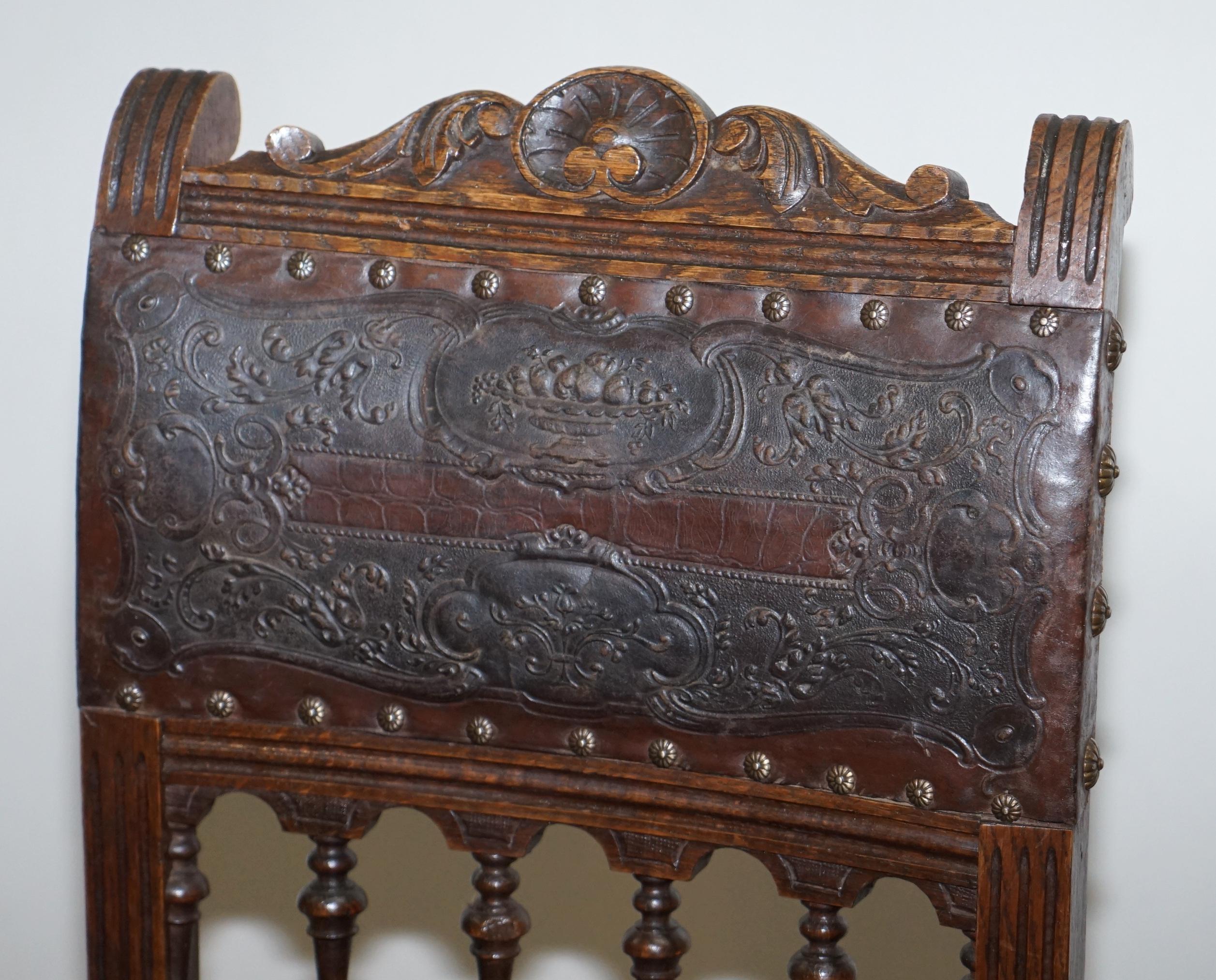 Français Six chaises de salle à manger en chêne français et cuir de crocodile gaufré Henry II vers 1880  en vente
