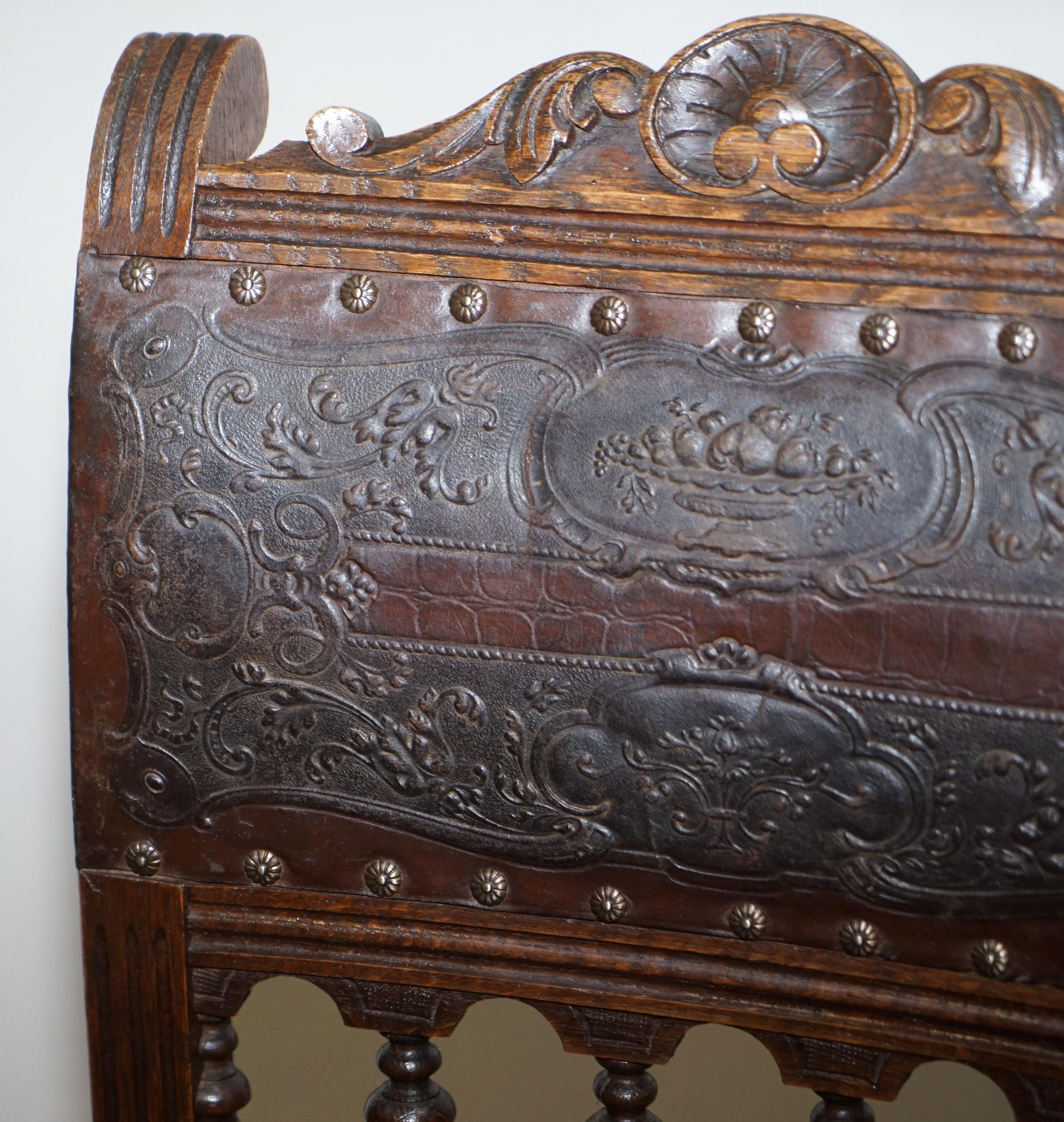 Fait main Six chaises de salle à manger en chêne français et cuir de crocodile gaufré Henry II vers 1880  en vente