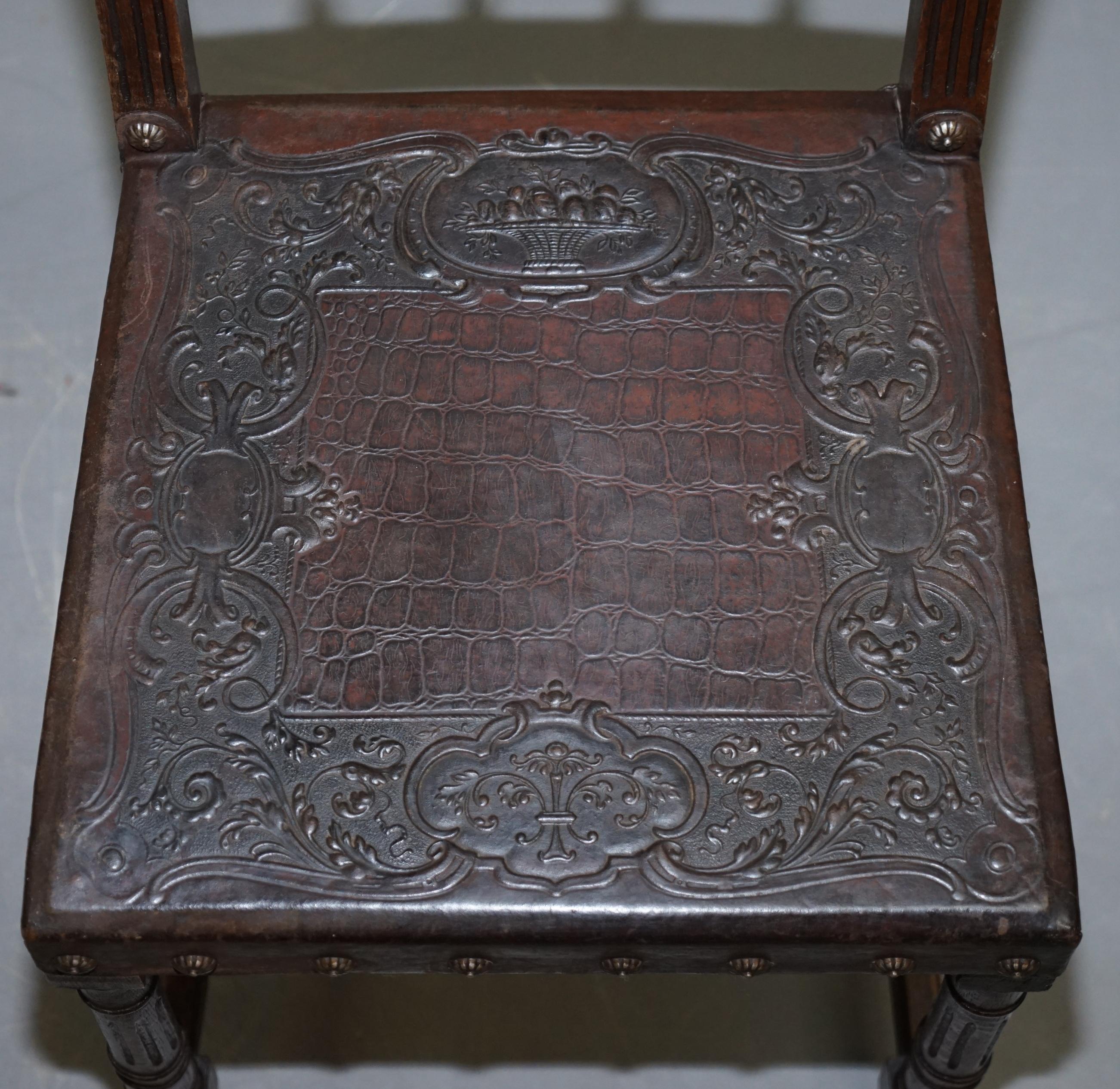 Fin du XIXe siècle Six chaises de salle à manger en chêne français et cuir de crocodile gaufré Henry II vers 1880  en vente