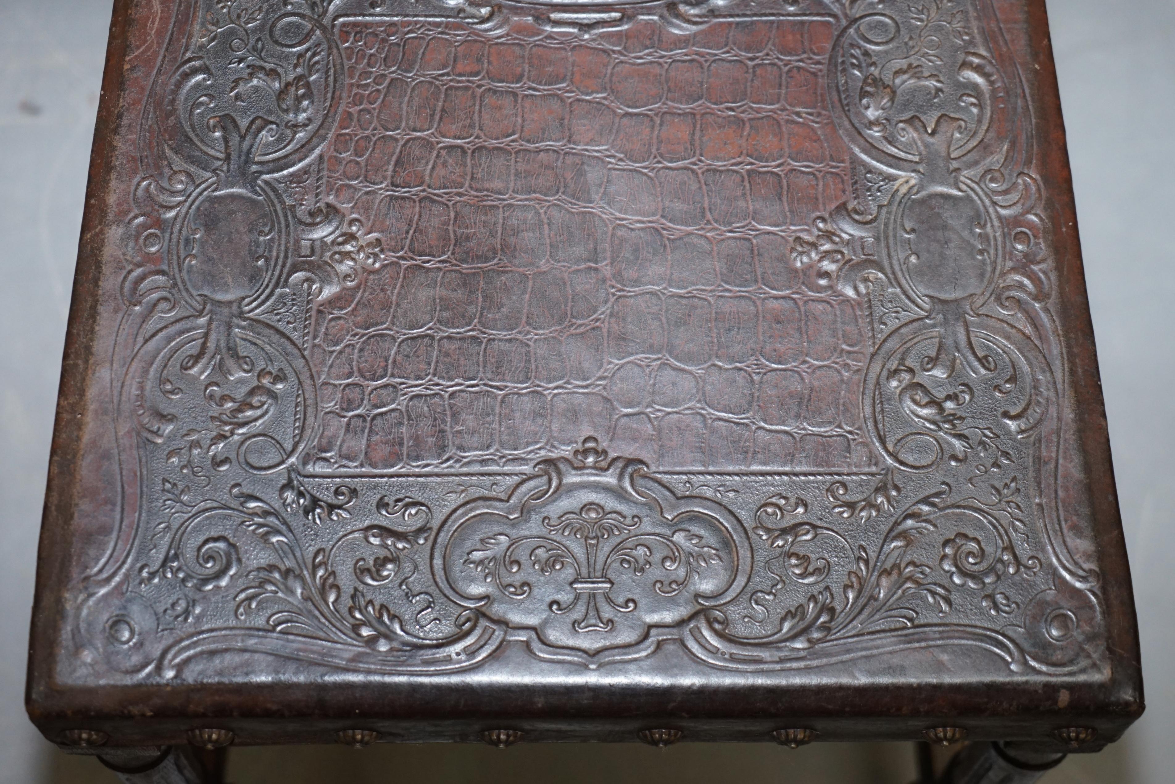Sei sedie da pranzo in Oak francese e pelle di coccodrillo goffrata Enrico II del 1880 circa in vendita 1