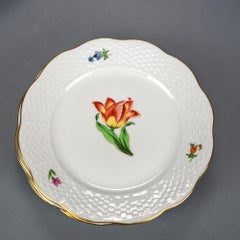 Six bols et assiettes à dessert en porcelaine décorées de fleurs et de dorures Herend du 20ème siècle